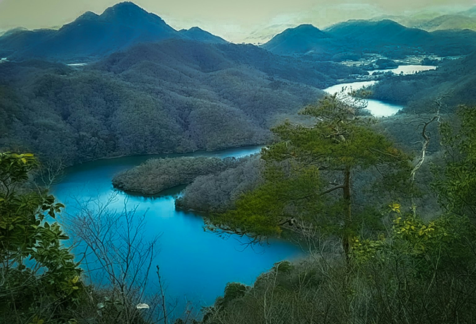 山脉和流动的蓝河的风景