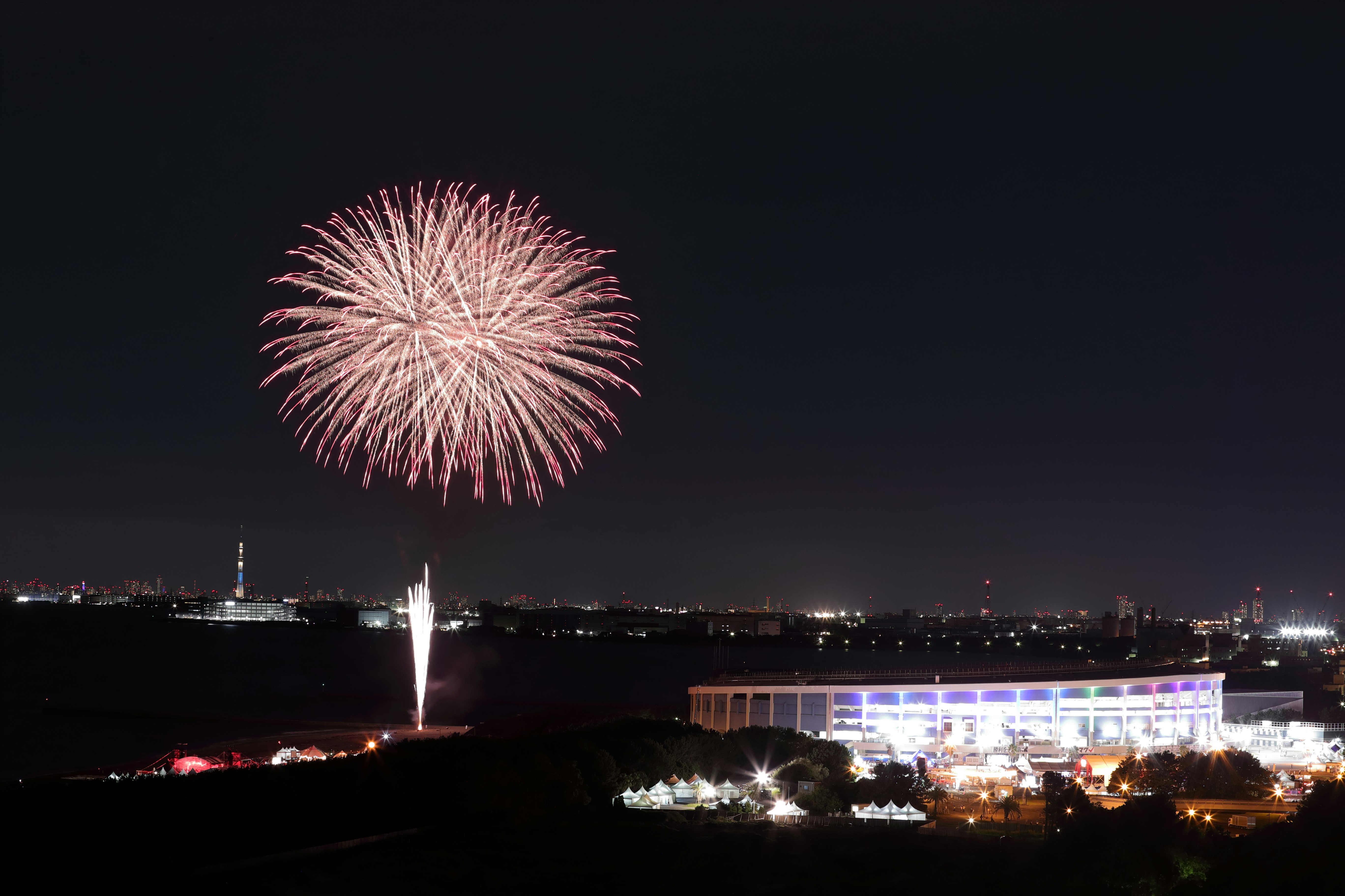 vista nocturna alrededor del Marine Stadium en Kaihin-Makuhari con fuegos artificiales