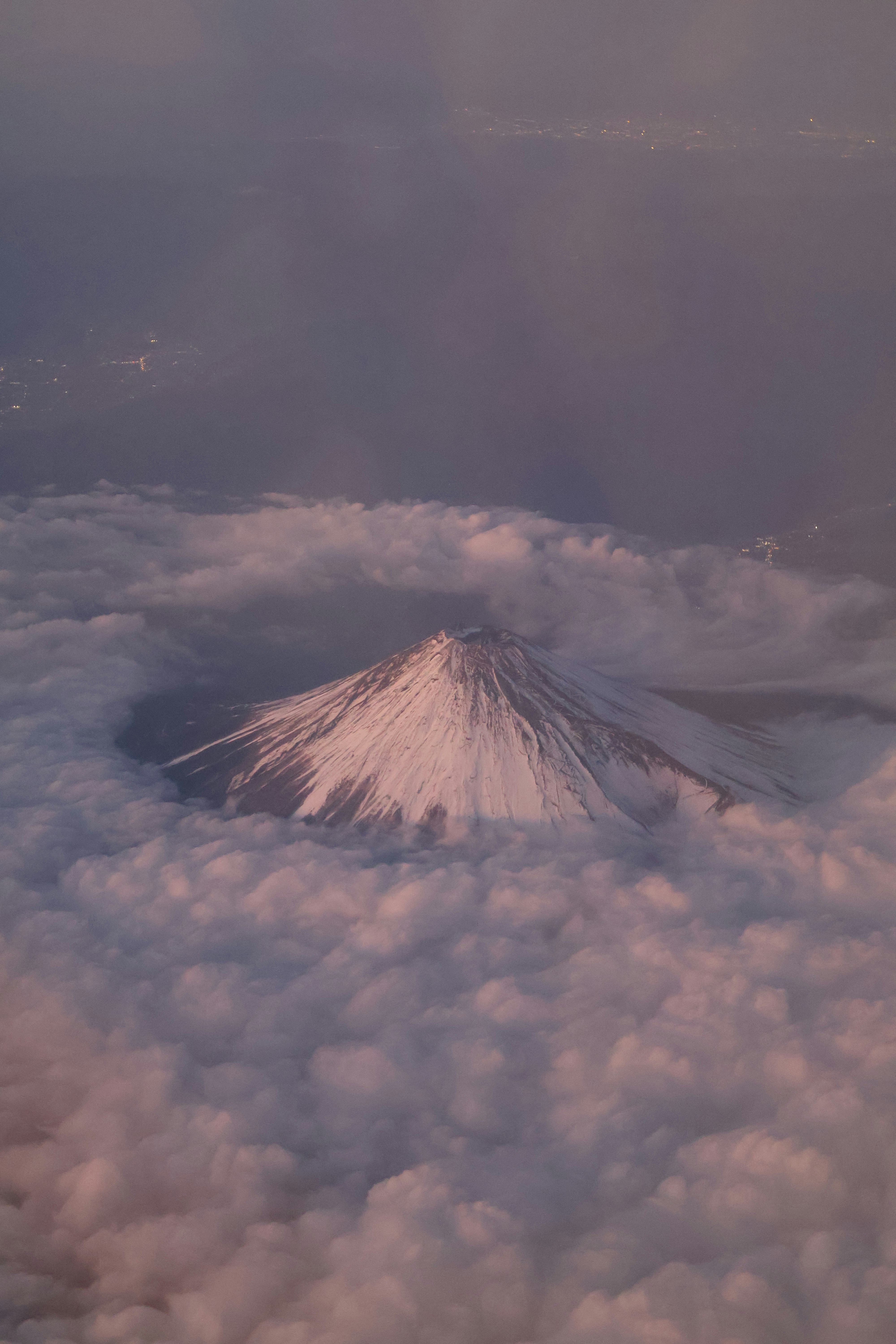 雲海の上にそびえる富士山と飛行機のシルエットのある空