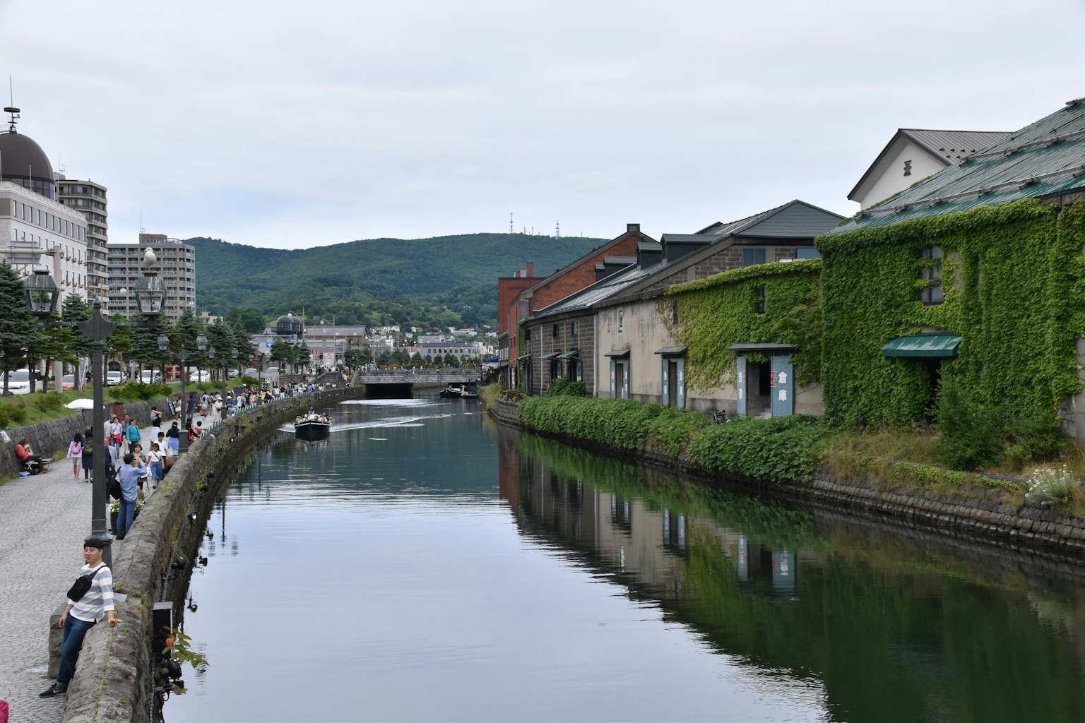 Blick auf den Kanal mit historischen Gebäuden und Grünflächen