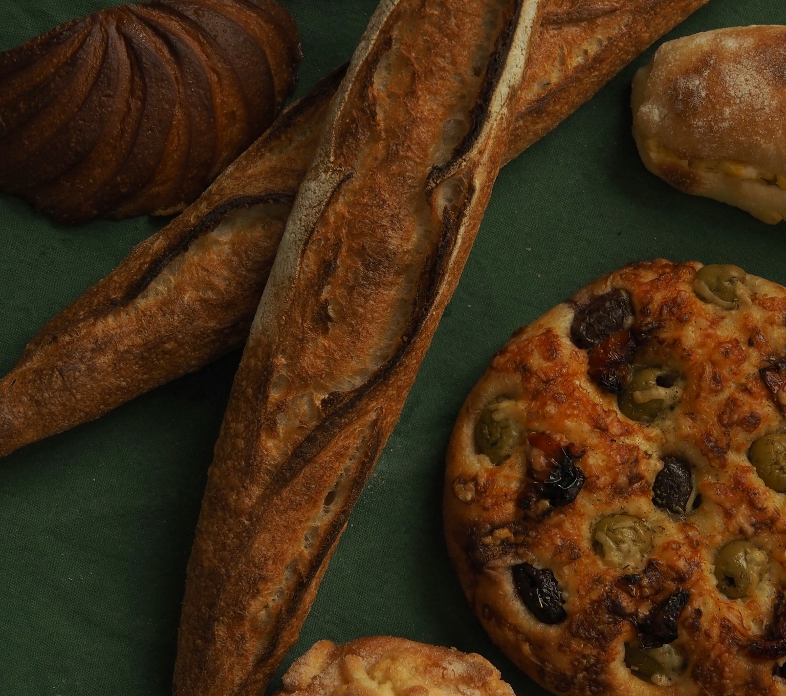 Auswahl an frisch gebackenem Brot und Gebäck