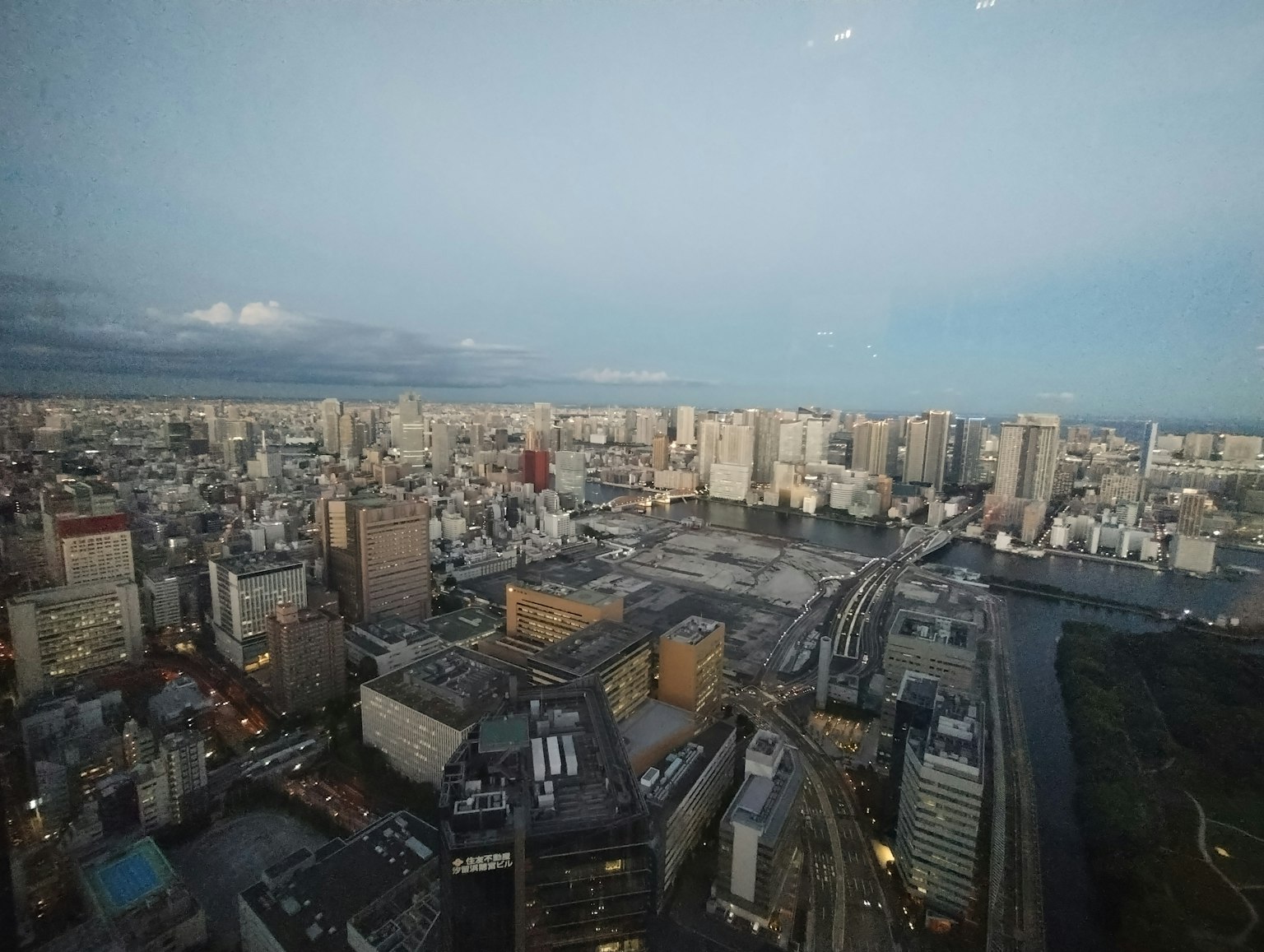 黃昏時分東京高樓大廈的鳥瞰圖