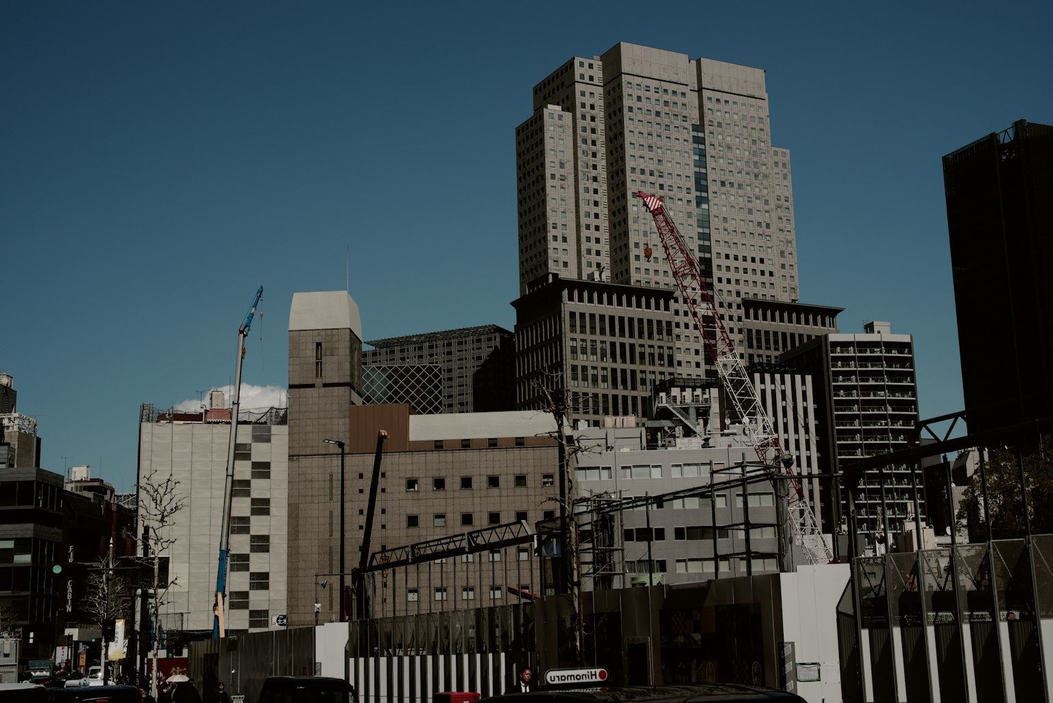城市景观，包含摩天大楼和建筑起重机