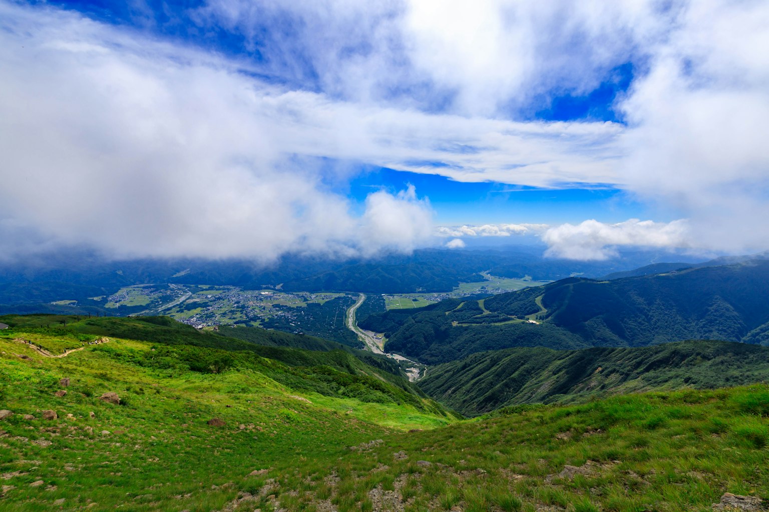 藍天和雲彩的山景 綠色草甸和山谷