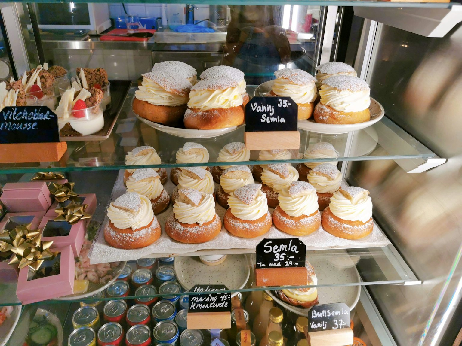 Vetrina piena di torte e dolci deliziosi