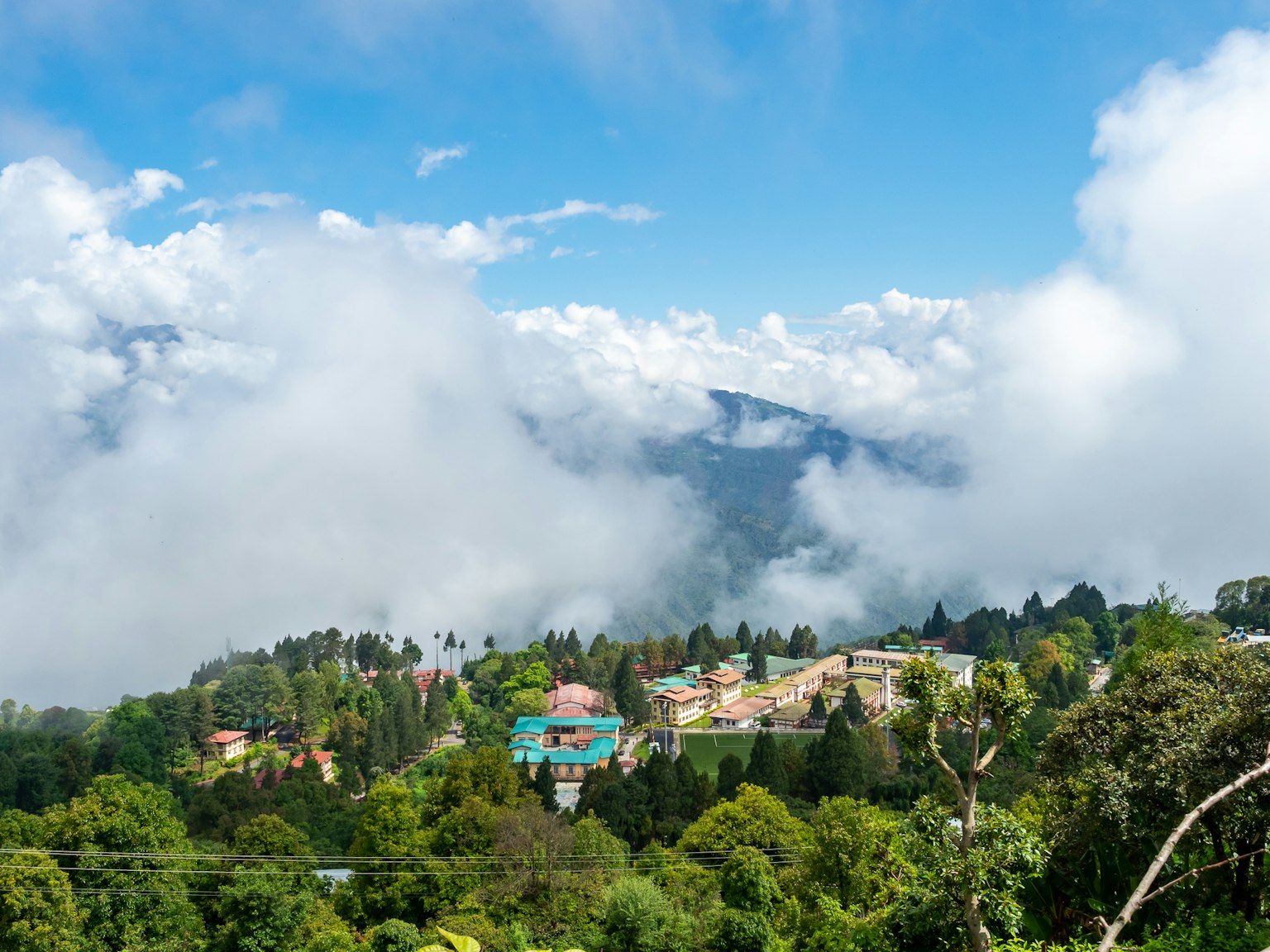 被雲和藍天環繞的綠色山谷的風景