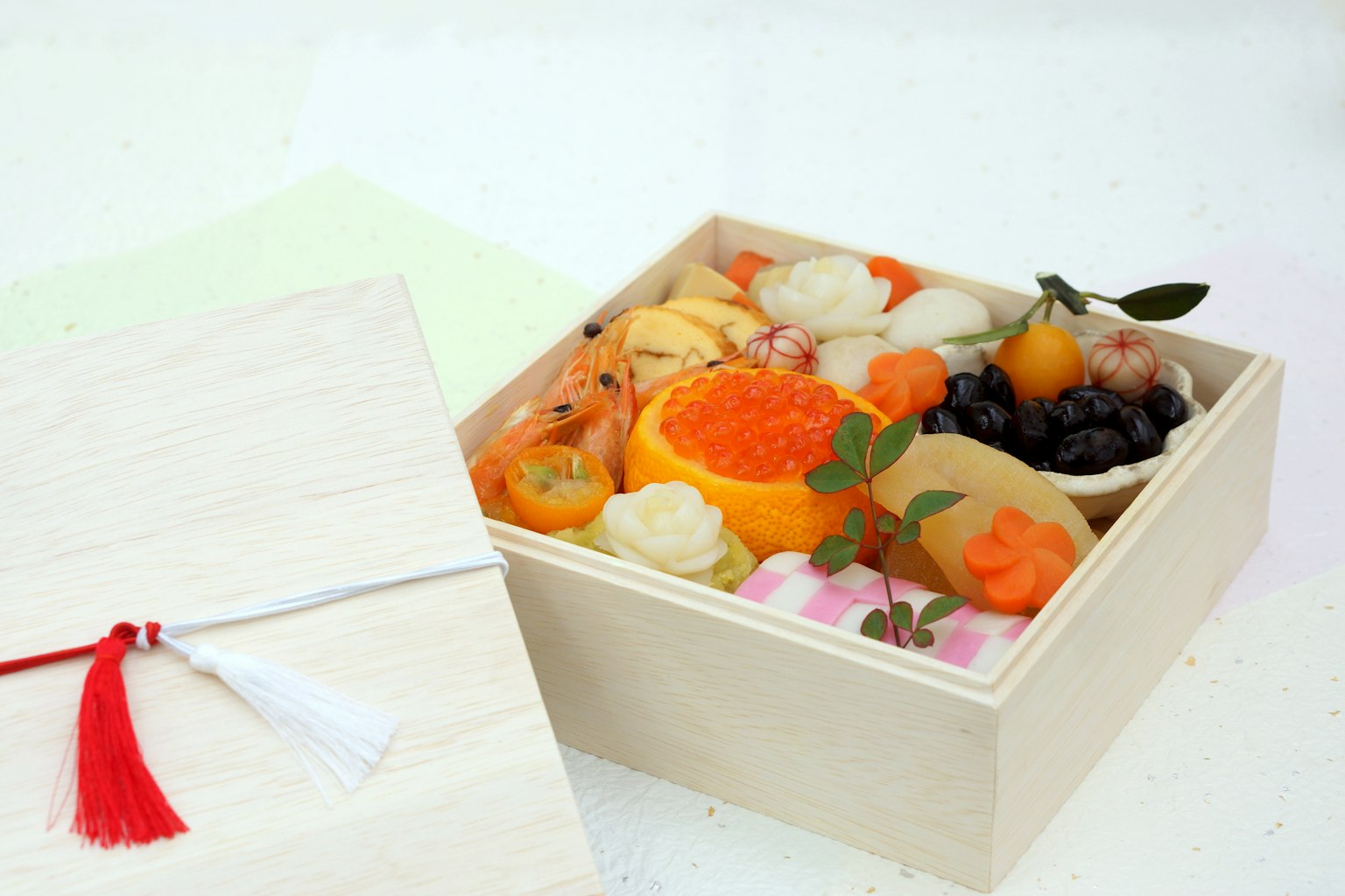 Magnifique boîte à bento japonaise remplie d'ingrédients colorés