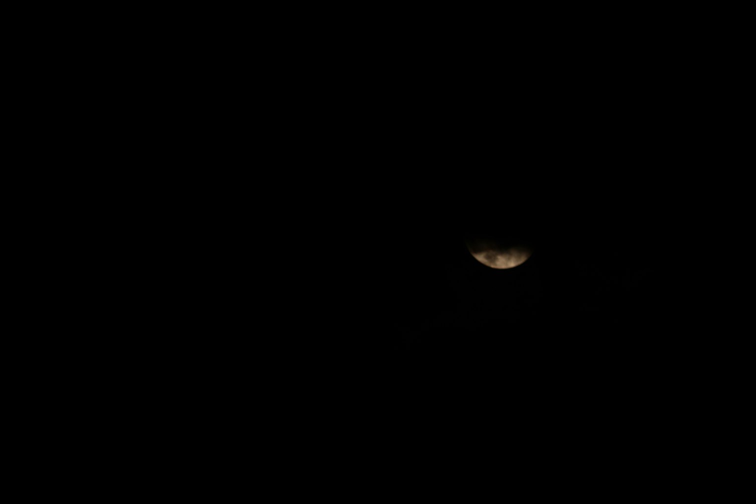 Lune partiellement illuminée sur un fond sombre