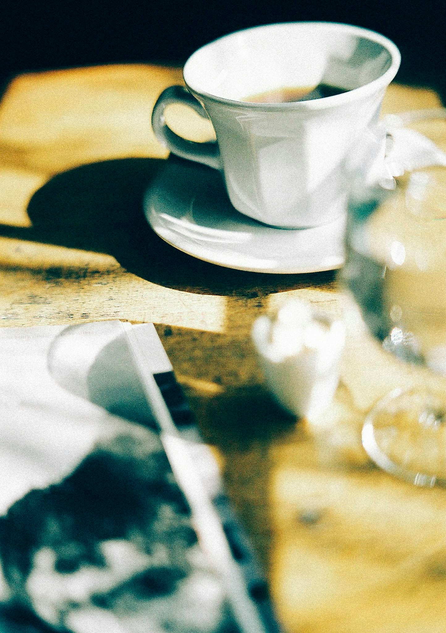 桌上摆放的茶杯与茶托及牛奶壶静物