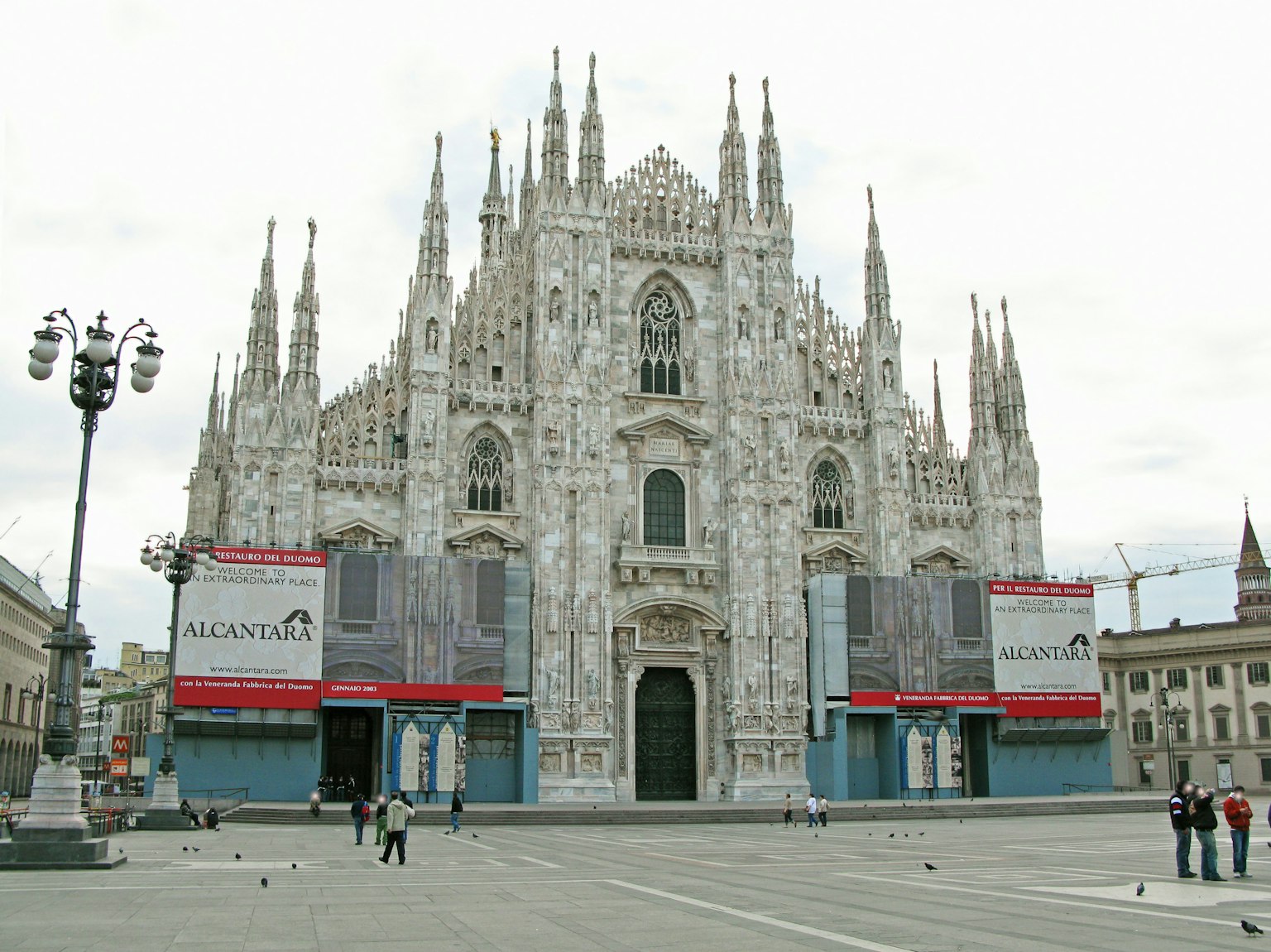 La grande façade de la cathédrale de Milan avec une vue de la place