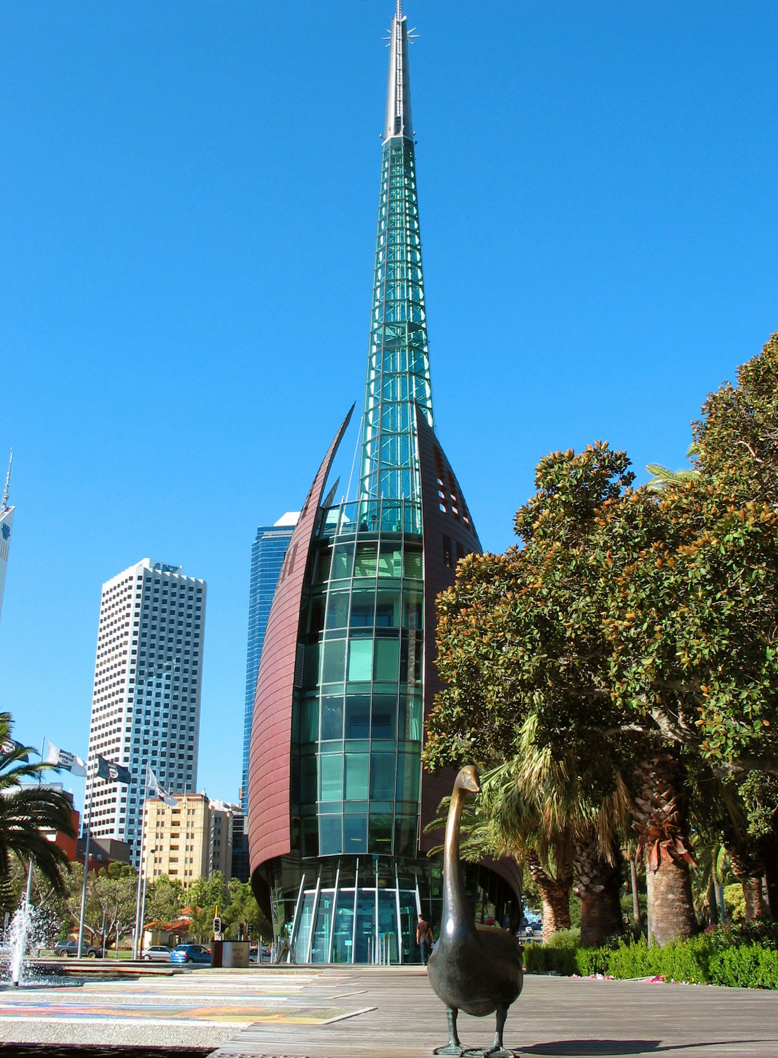 Estructura arquitectónica única en Melbourne con paisaje de parque verde