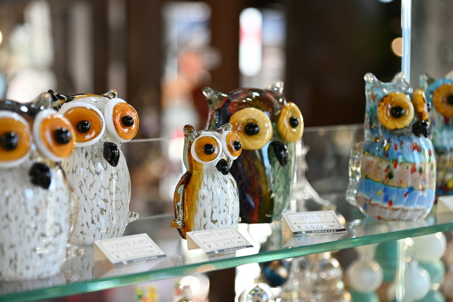 Tượng cú màu sắc được trưng bày trong tủ kính