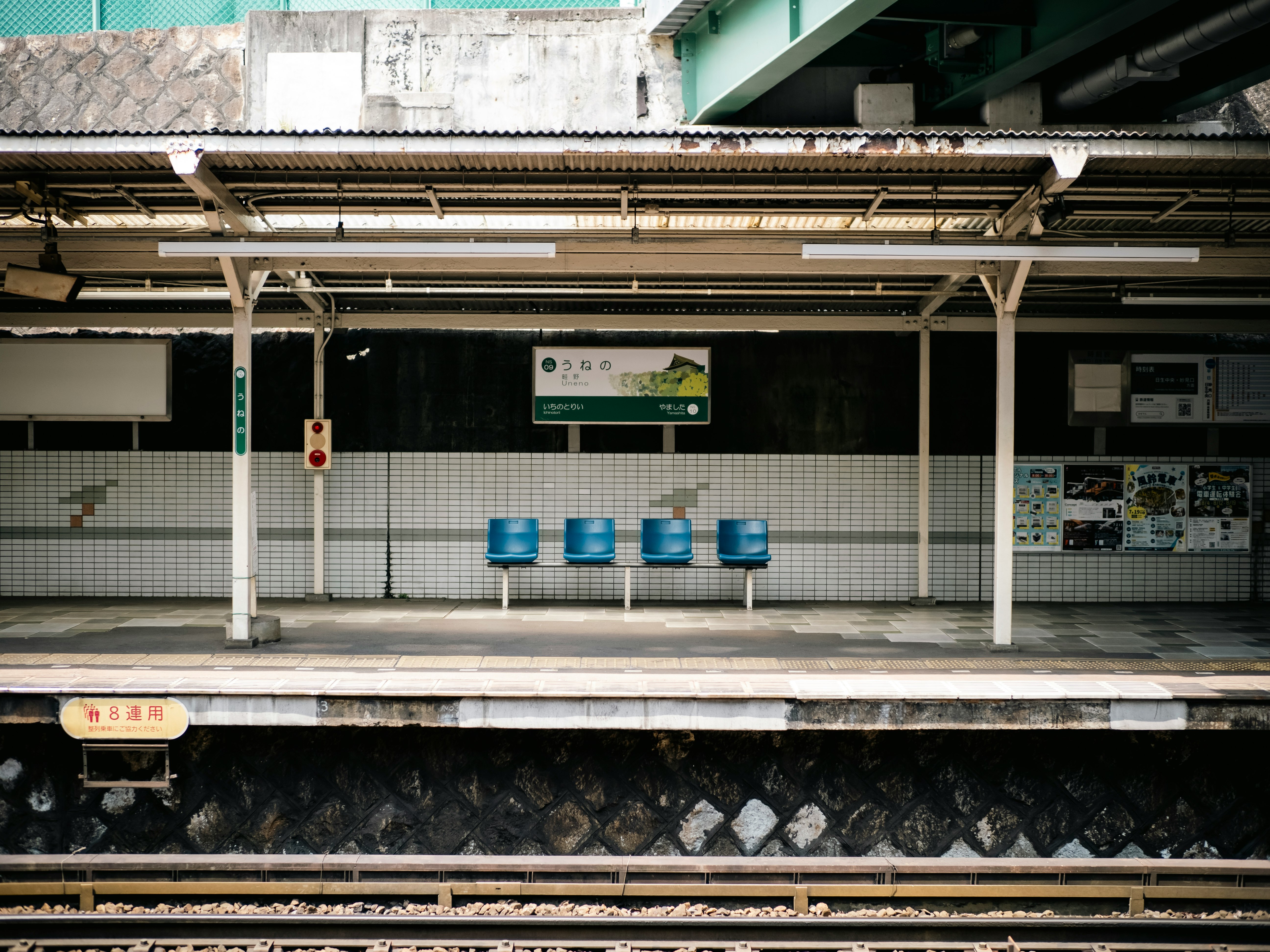 能勢電の駅ホームに並ぶベンチと椅子