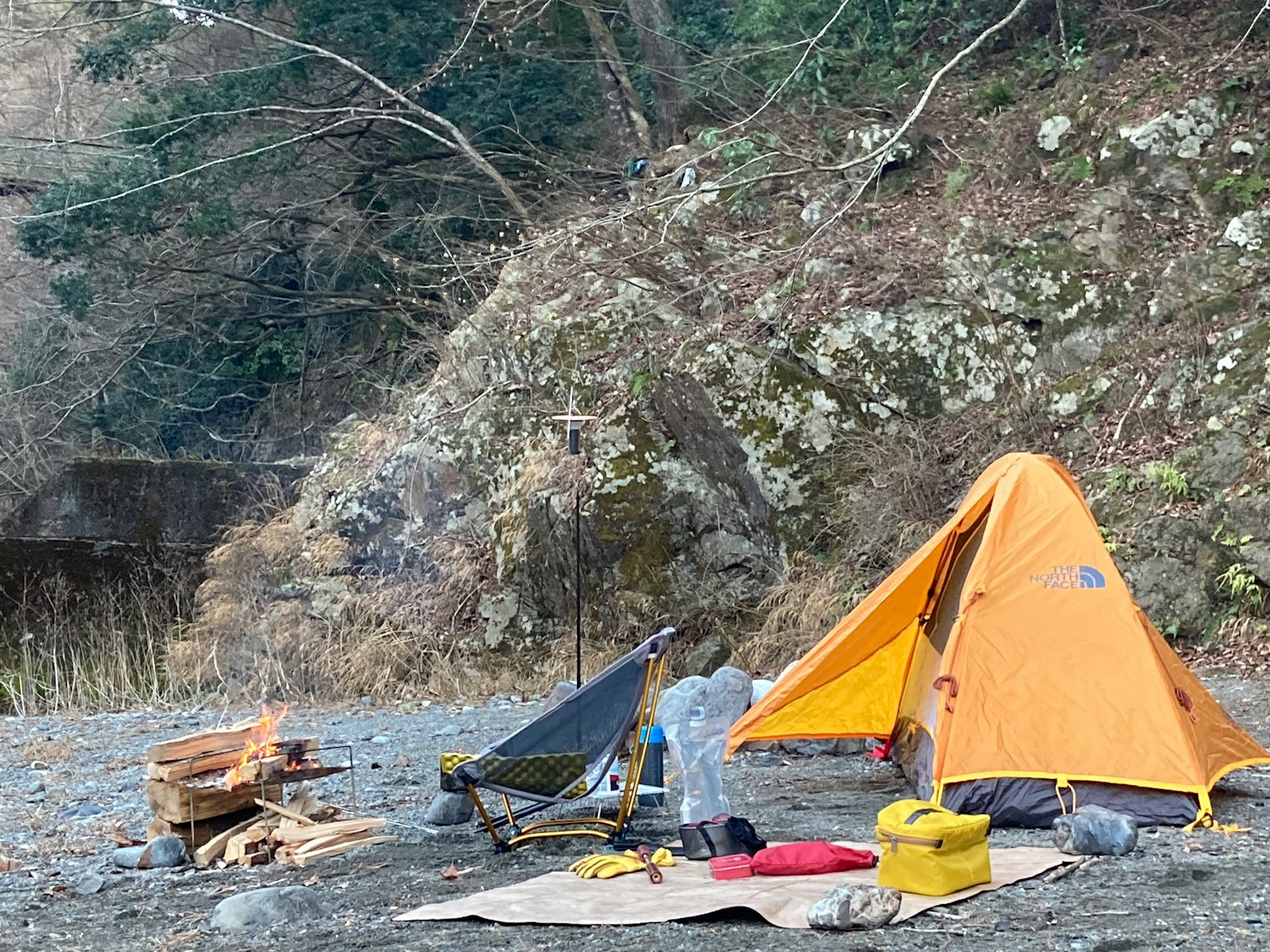 露營場景，帶有橙色帳篷和篝火