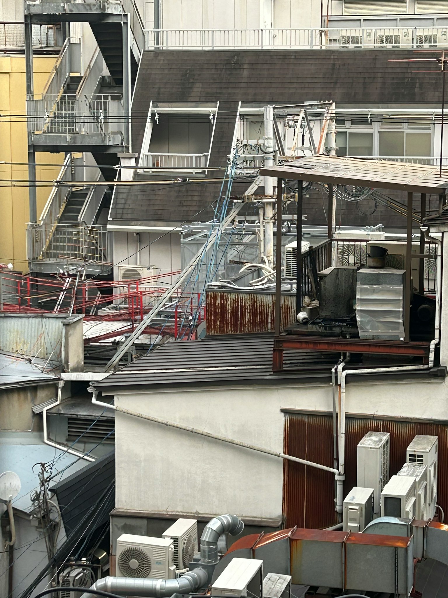 城市屋頂景觀，帶有樓梯和結構