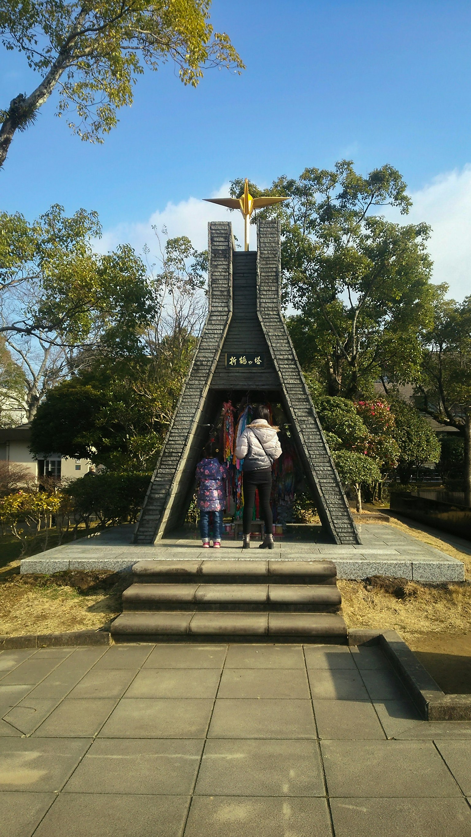 Familia visitando un monumento moderno en un parque