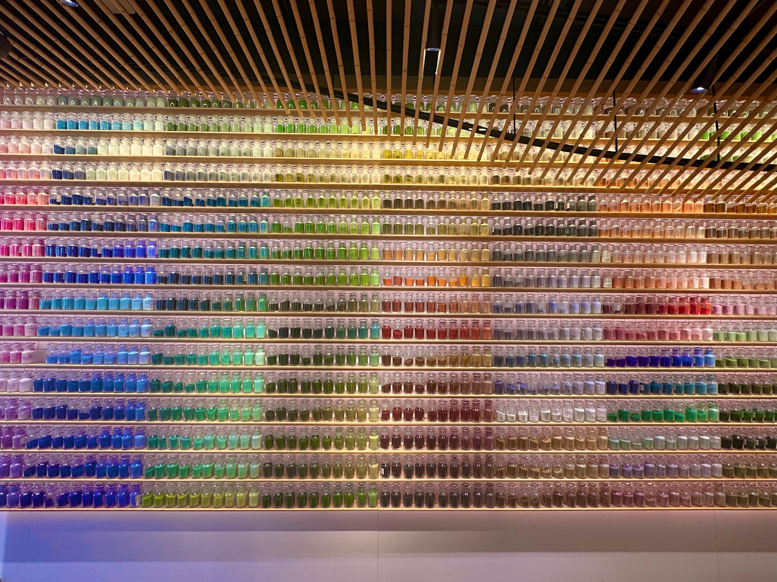Affichage coloré de bouteilles disposées sur un mur