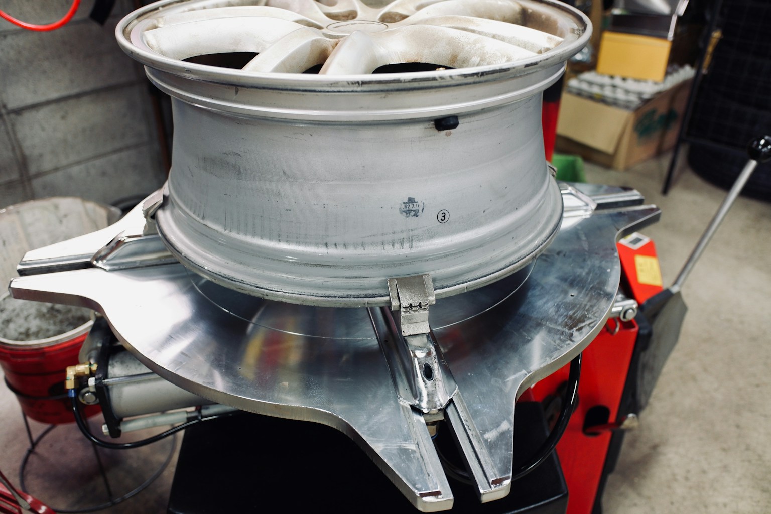 自動車のホイールを扱う機械の近接ショット