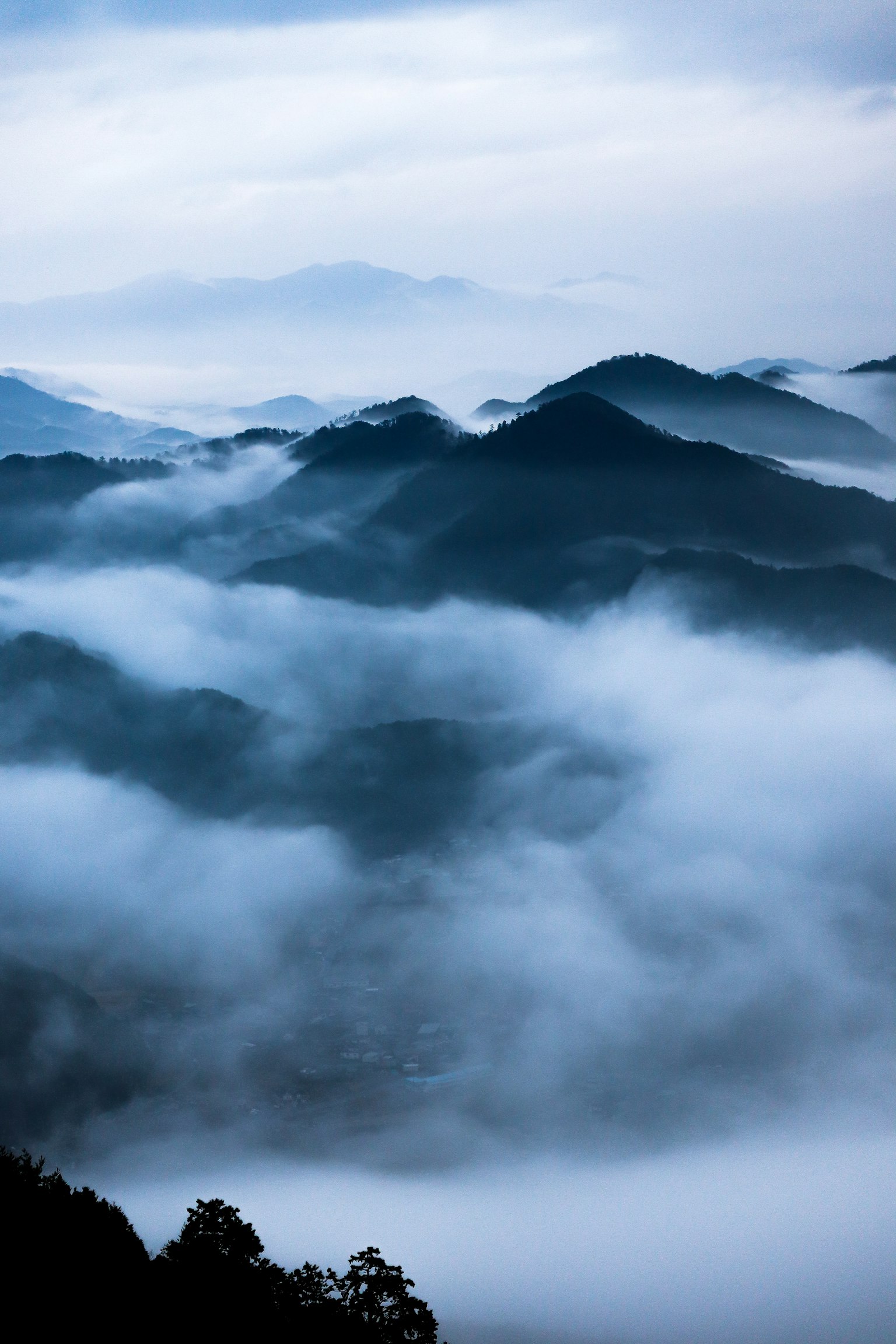 被蓝色雾气笼罩的山脉风景