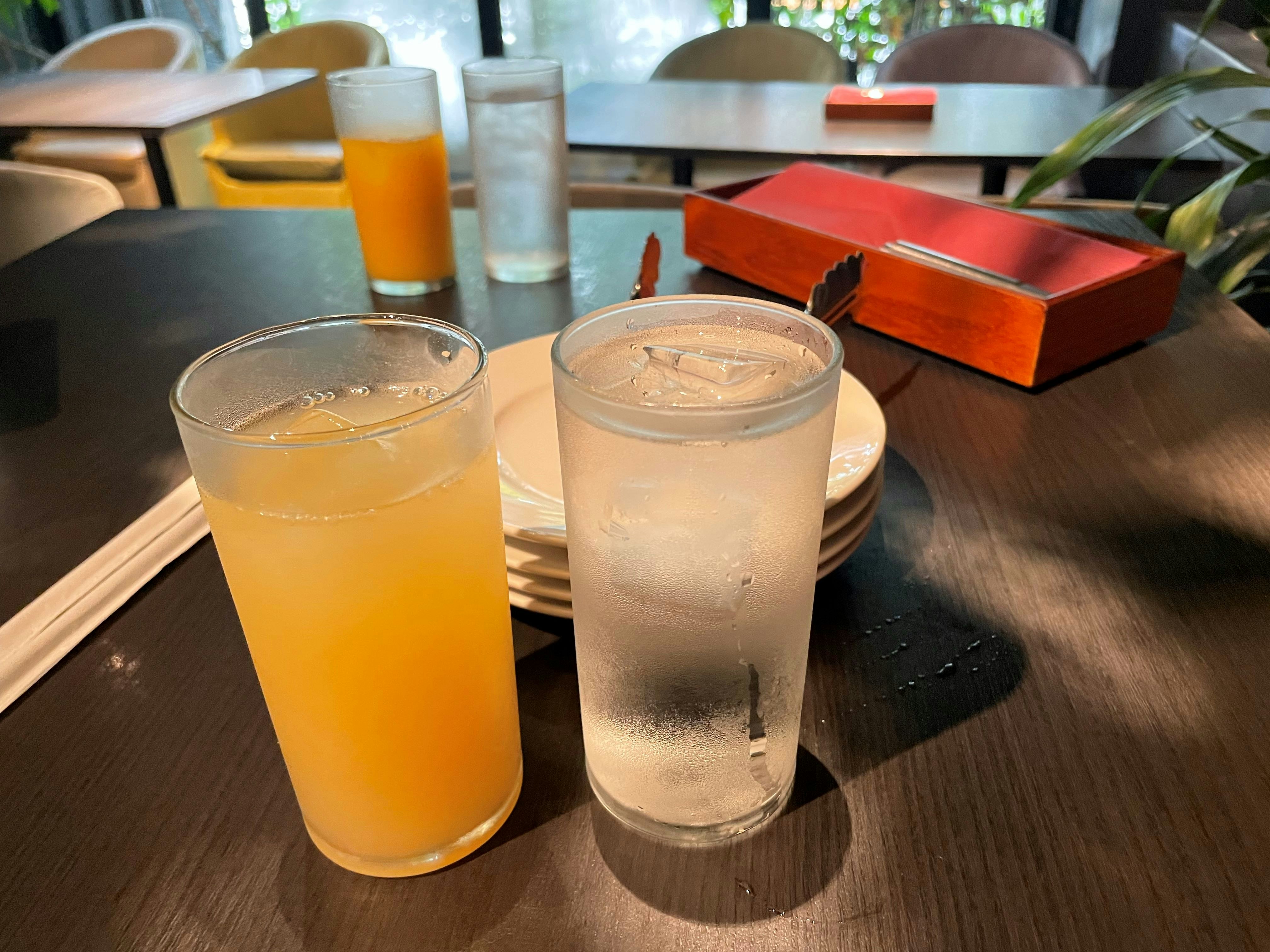 咖啡廳桌上的橙汁與檸檬水玻璃杯