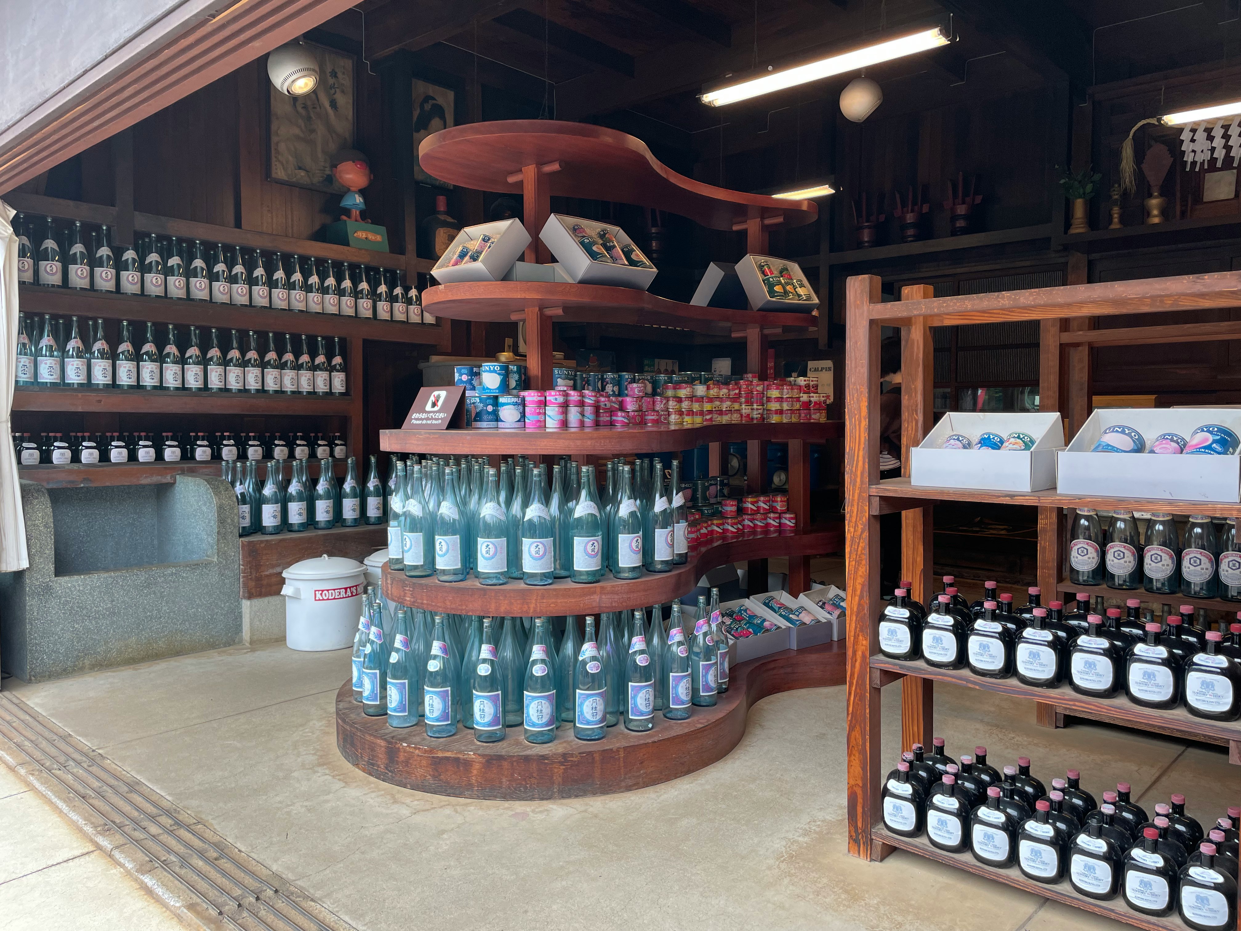 室內店鋪貨架上擺放的瓶裝飲品與罐裝商品