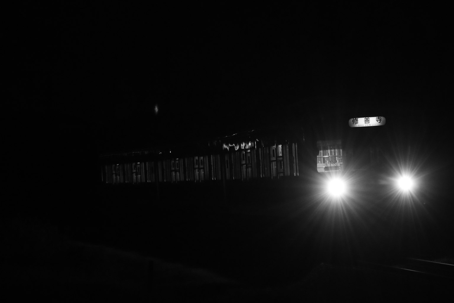 Fari del treno che illuminano l'oscurità della notte