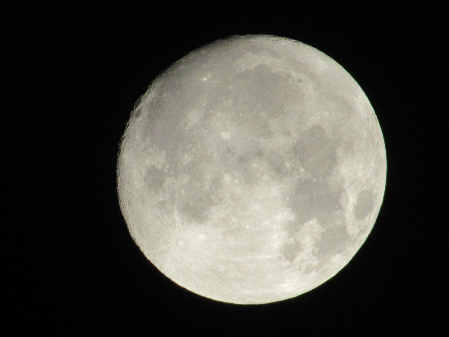 Primer plano de una brillante luna llena en el cielo nocturno