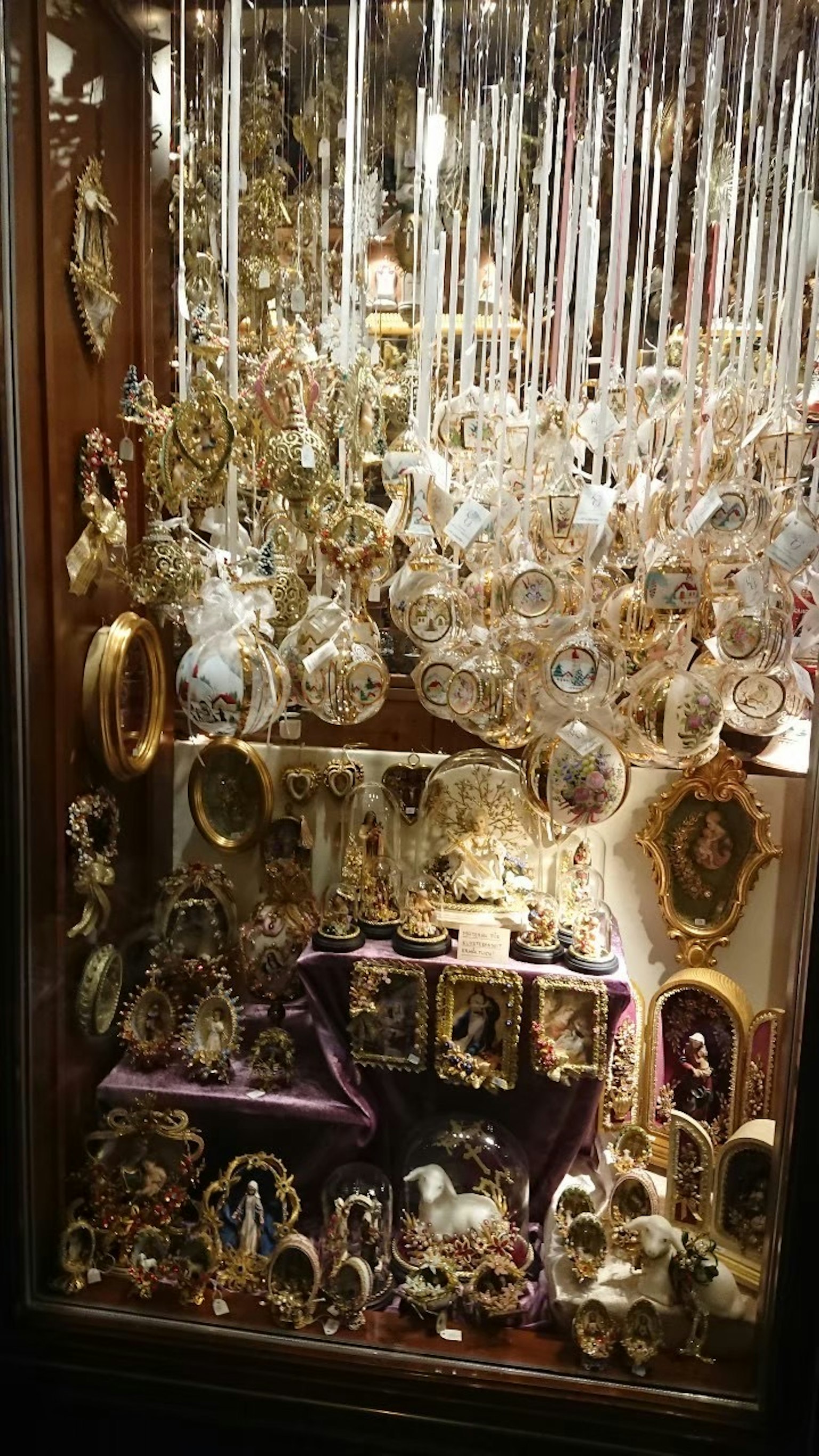 Etalase yang dipenuhi barang dekoratif yang indah dengan ornamen emas dan perak