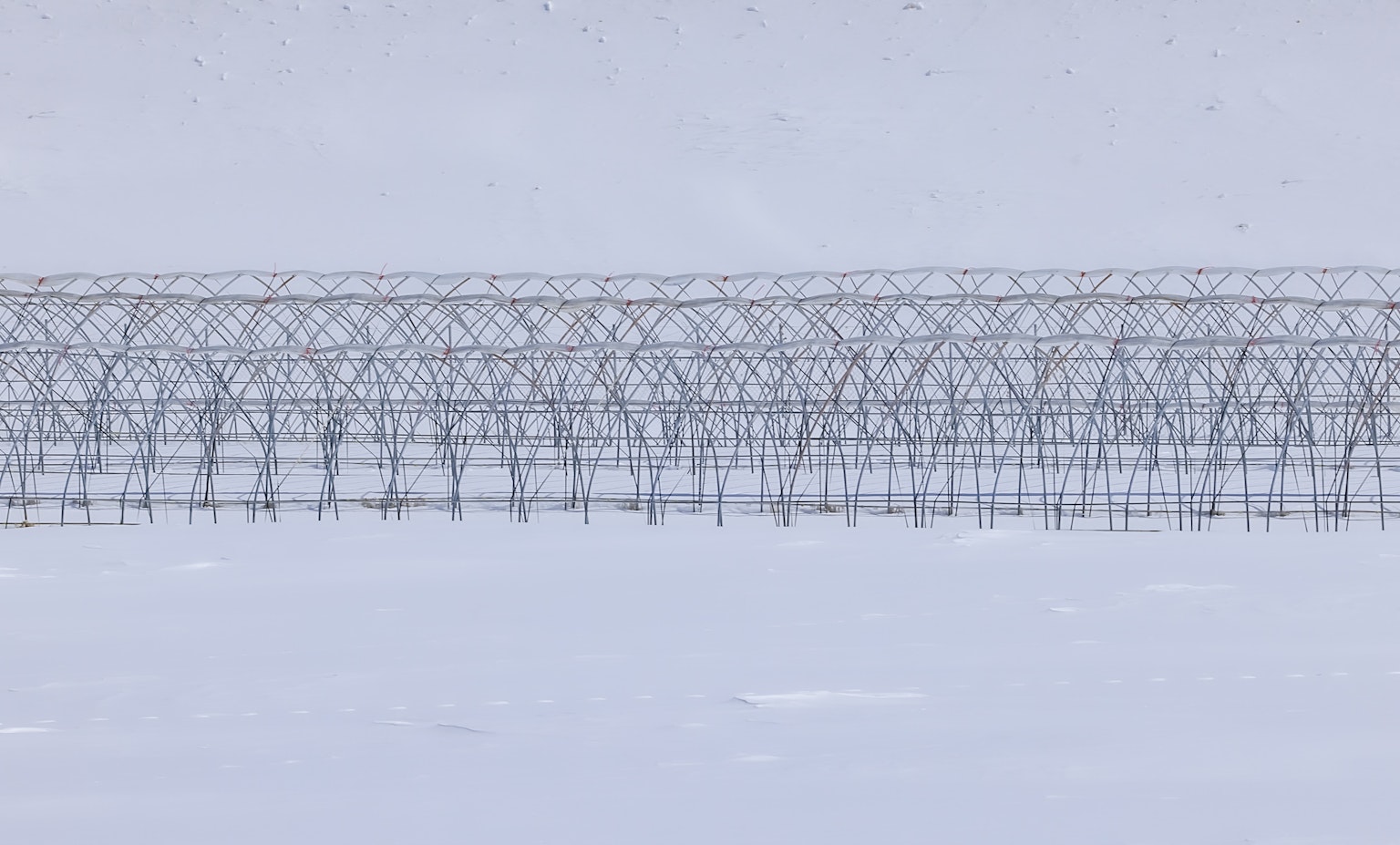 Struttura a reticolo metallico in un paesaggio innevato