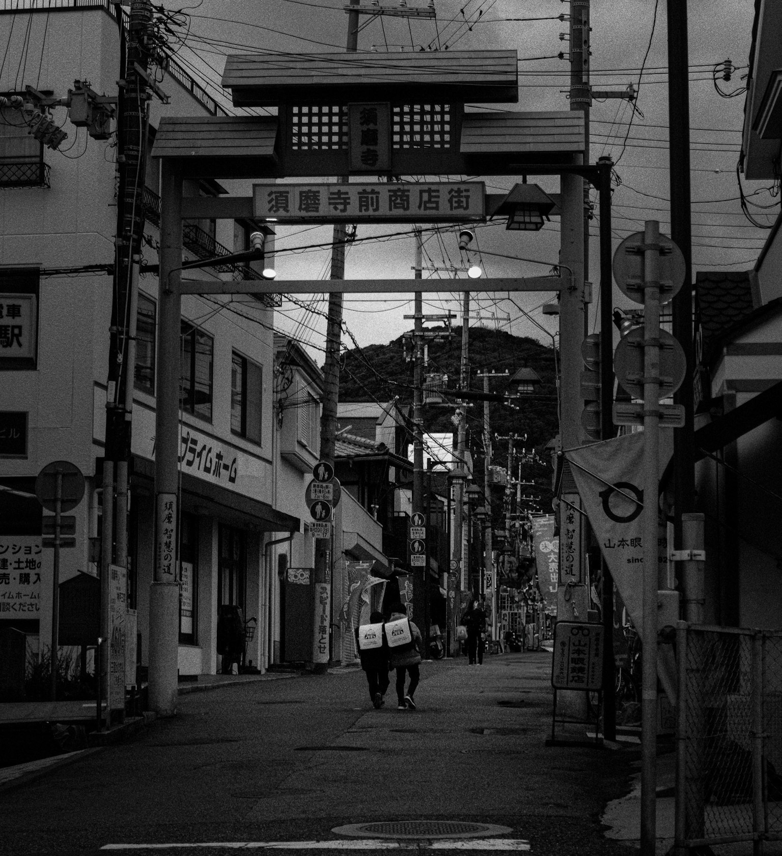 黑白街景中的鸟居和行人
