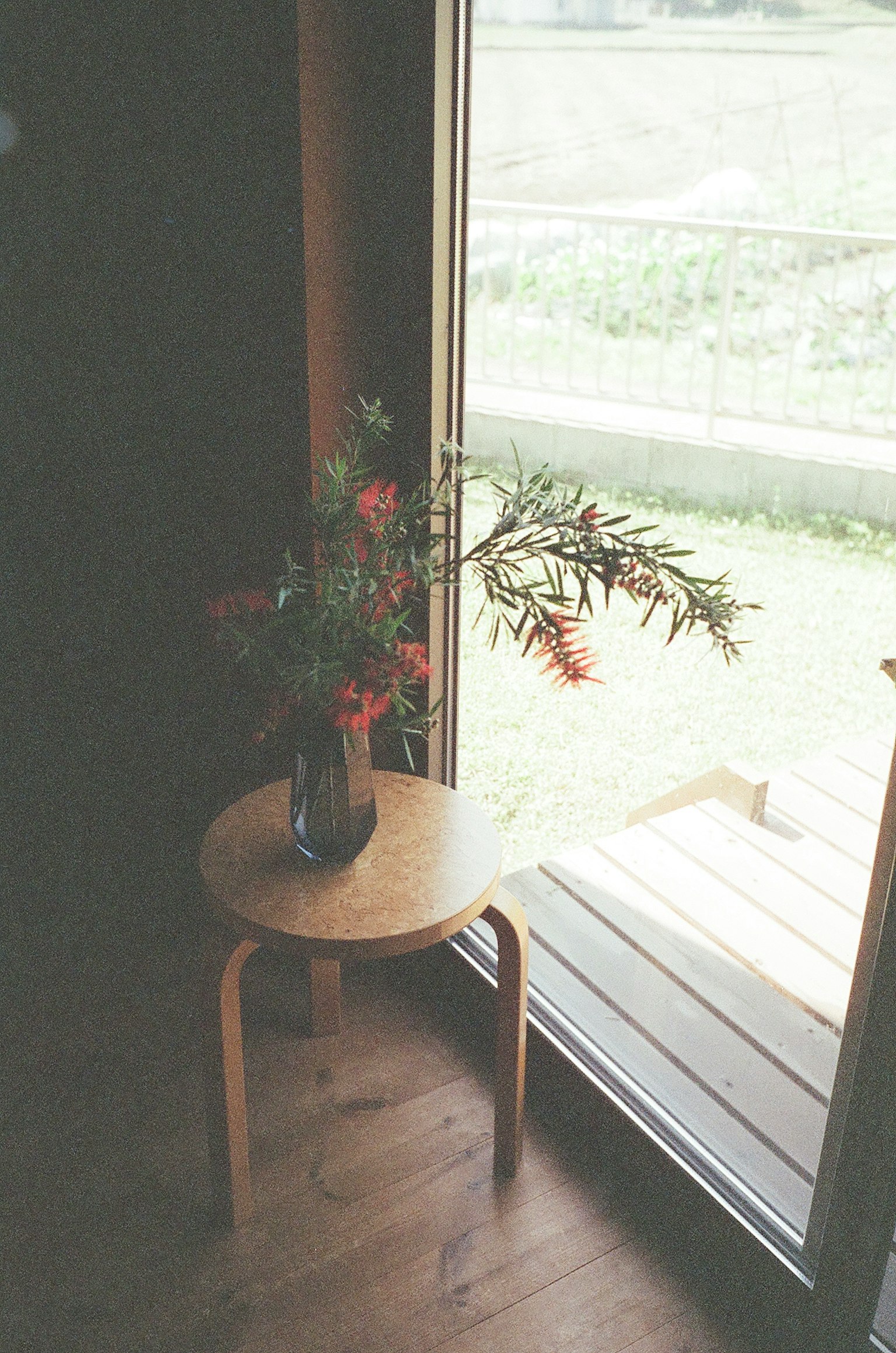 窗边有花瓶和花的木桌子简单室内场景