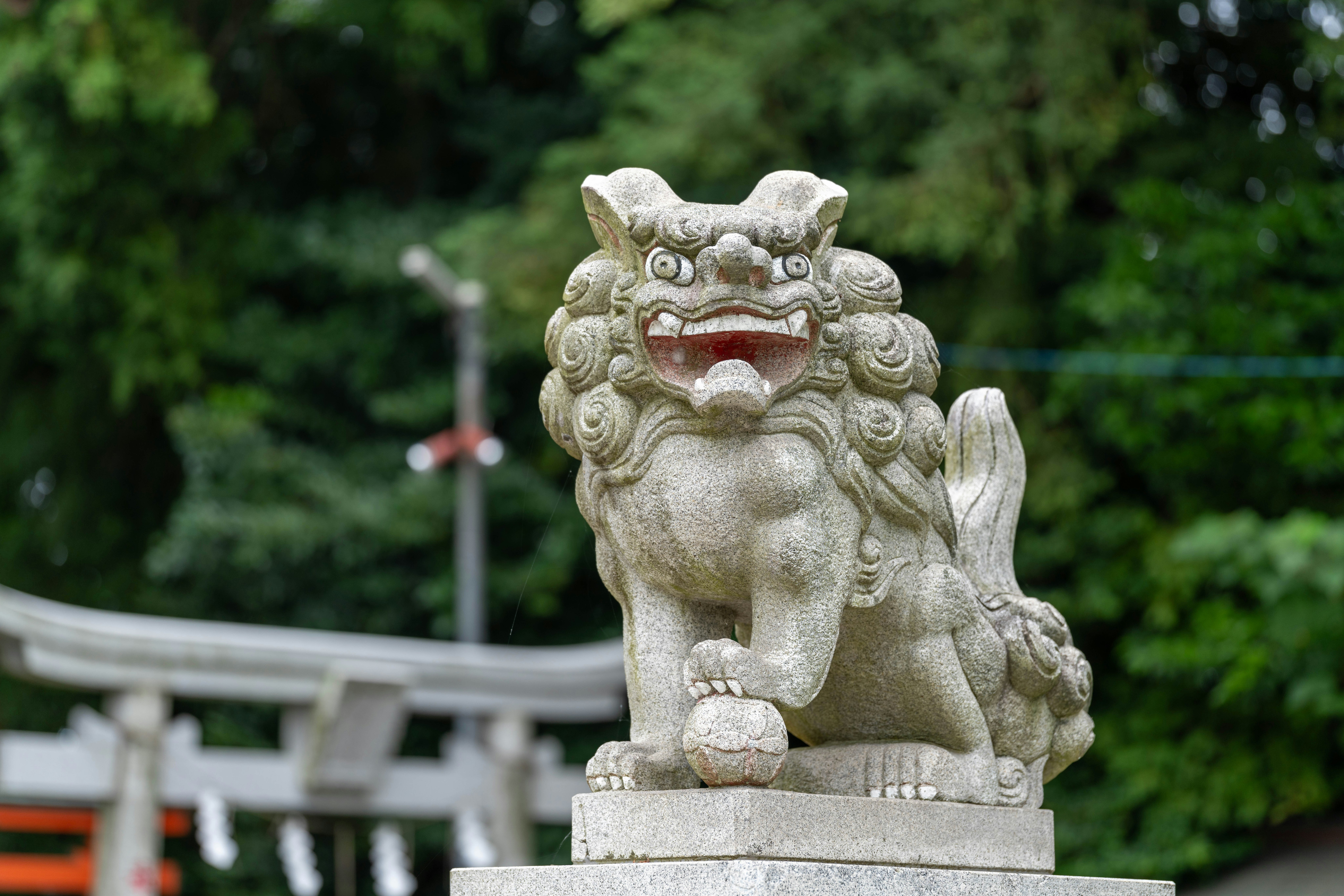 公園裡的石獅雕像與茂密綠意