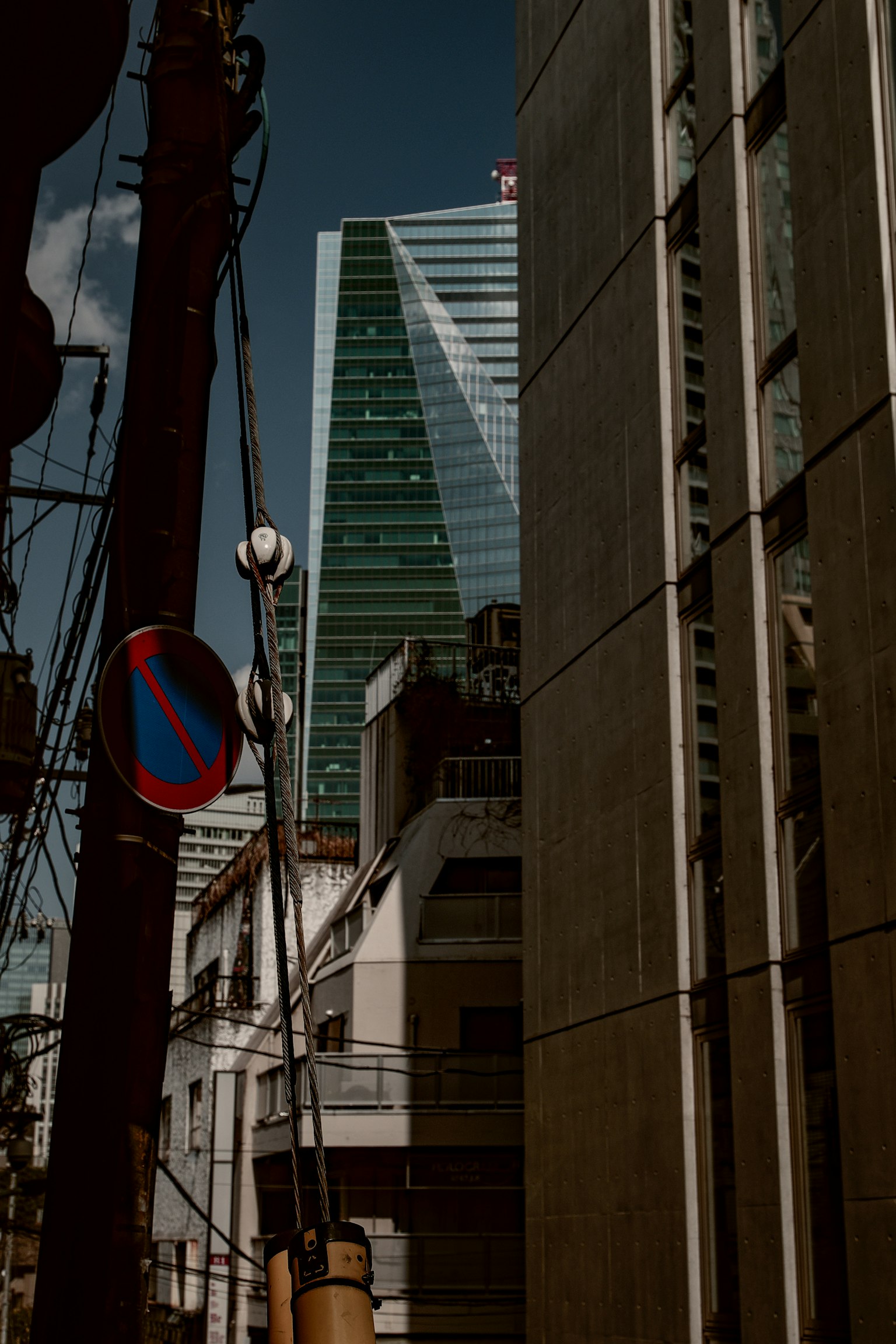 ทิวทัศน์เมืองที่มีตึกระฟ้าและเสาไฟฟ้า