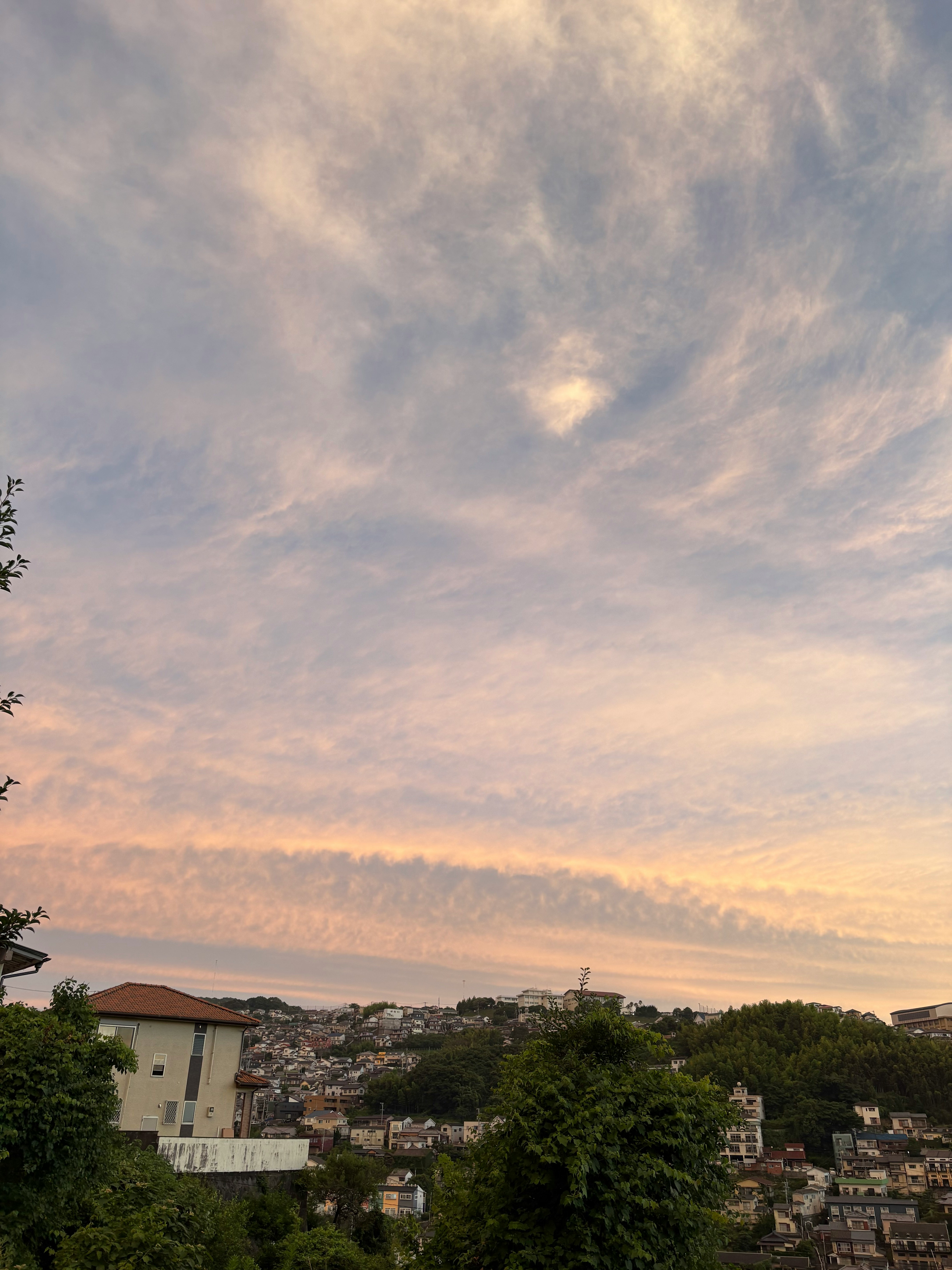 長崎の夕暮れの街並みと空