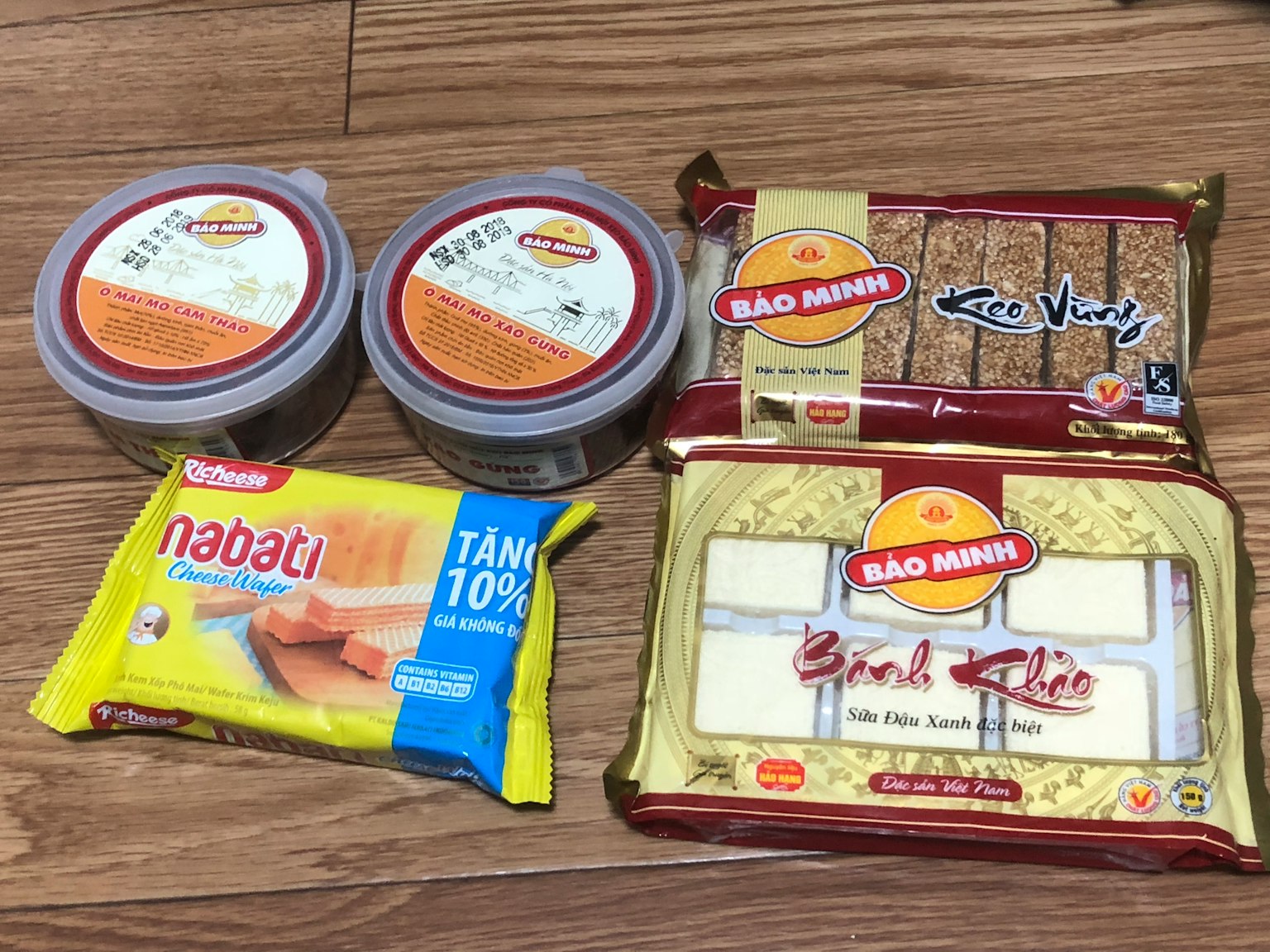 一组零食包装，包括两个容器和三种不同的零食