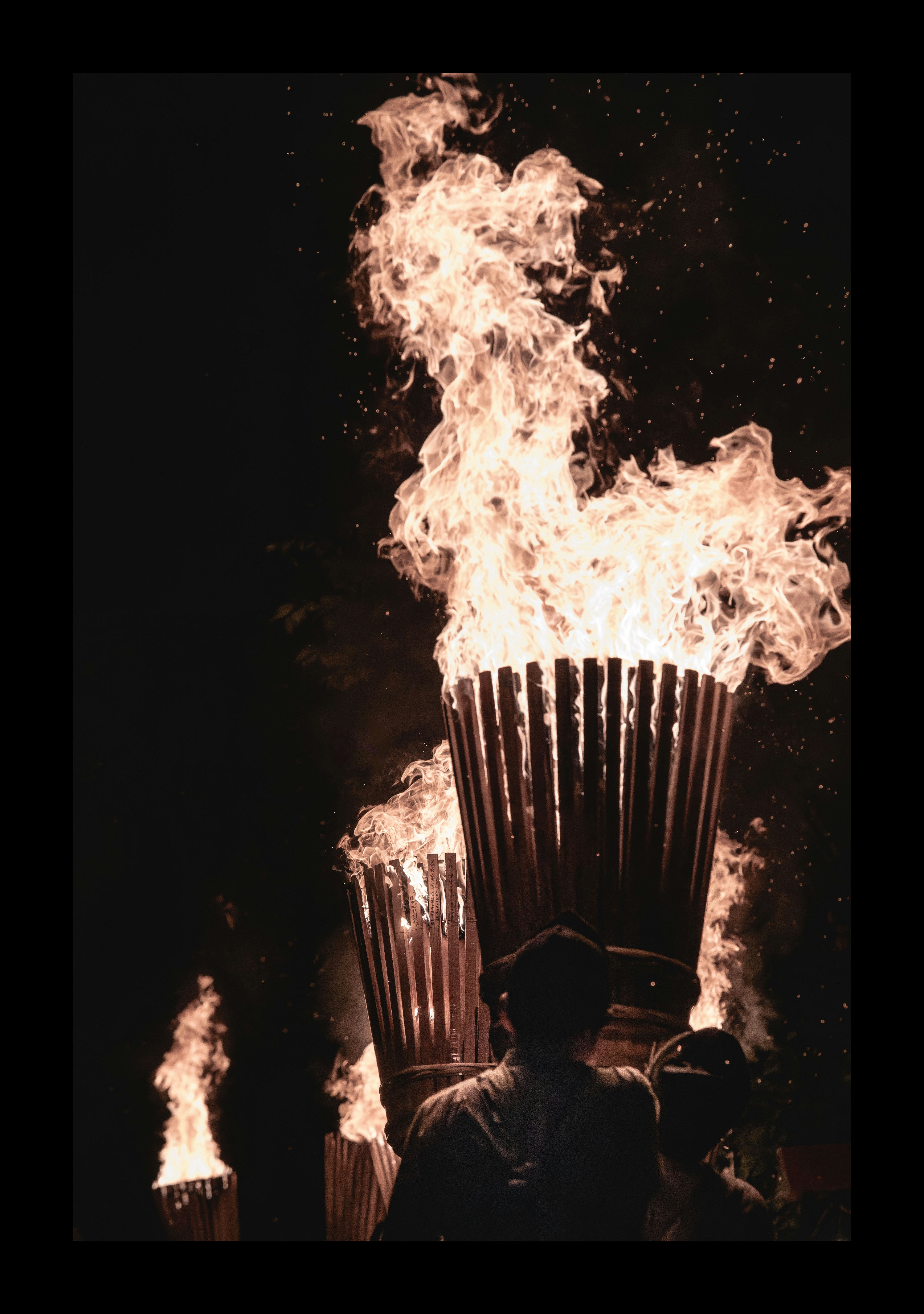 炎と火花が立ち上がる火祭りの竹筒の演出