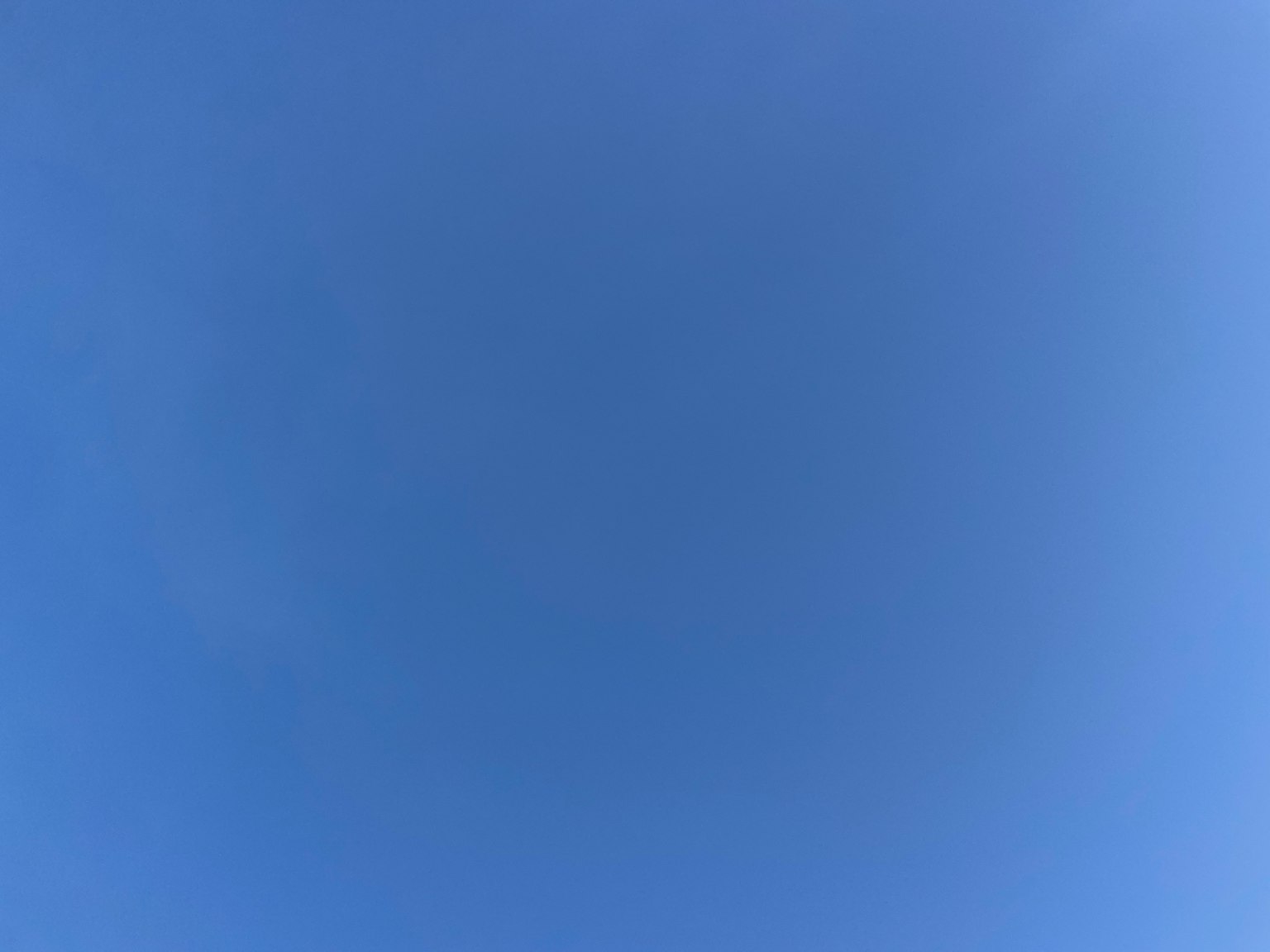 Ciel bleu vaste avec de légers filaments de nuages