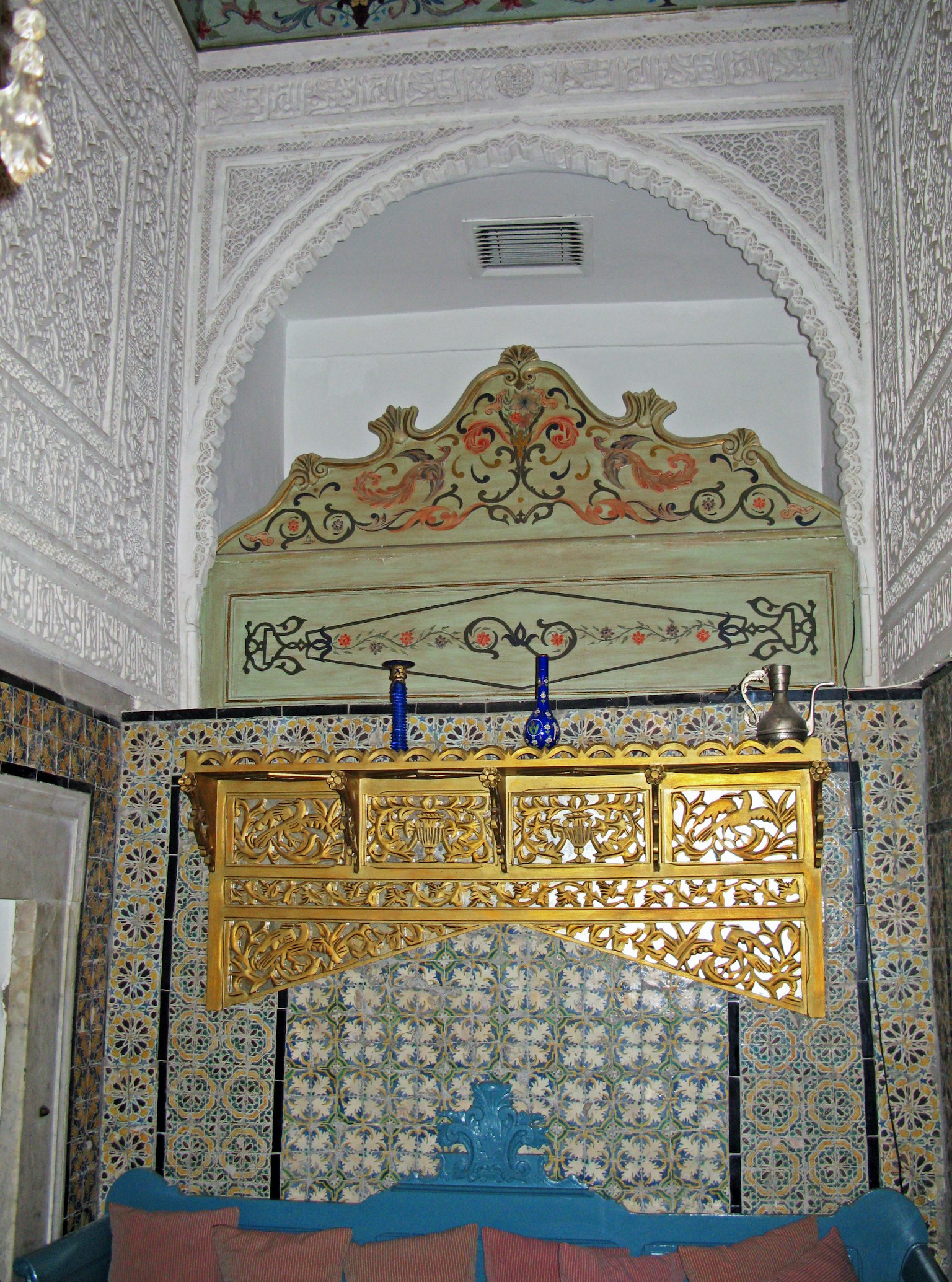Interno di una stanza con pareti ornate e elementi decorativi dorati