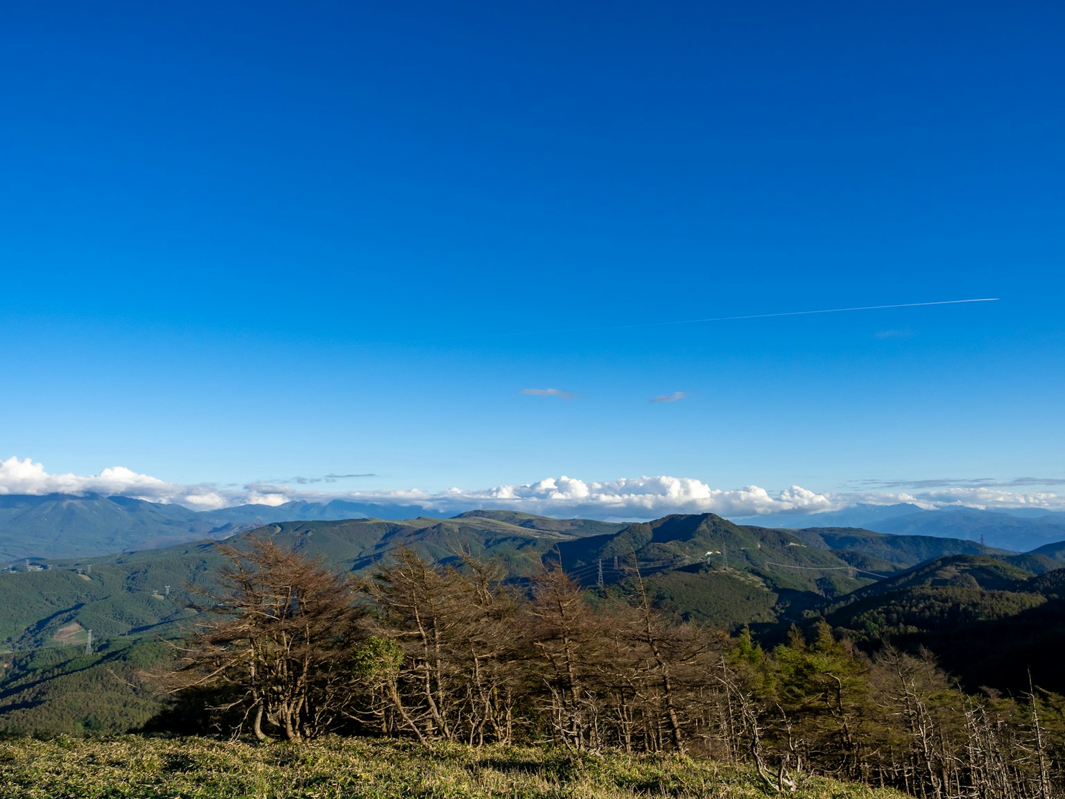 Pemandangan gunung yang indah di bawah langit biru yang cerah