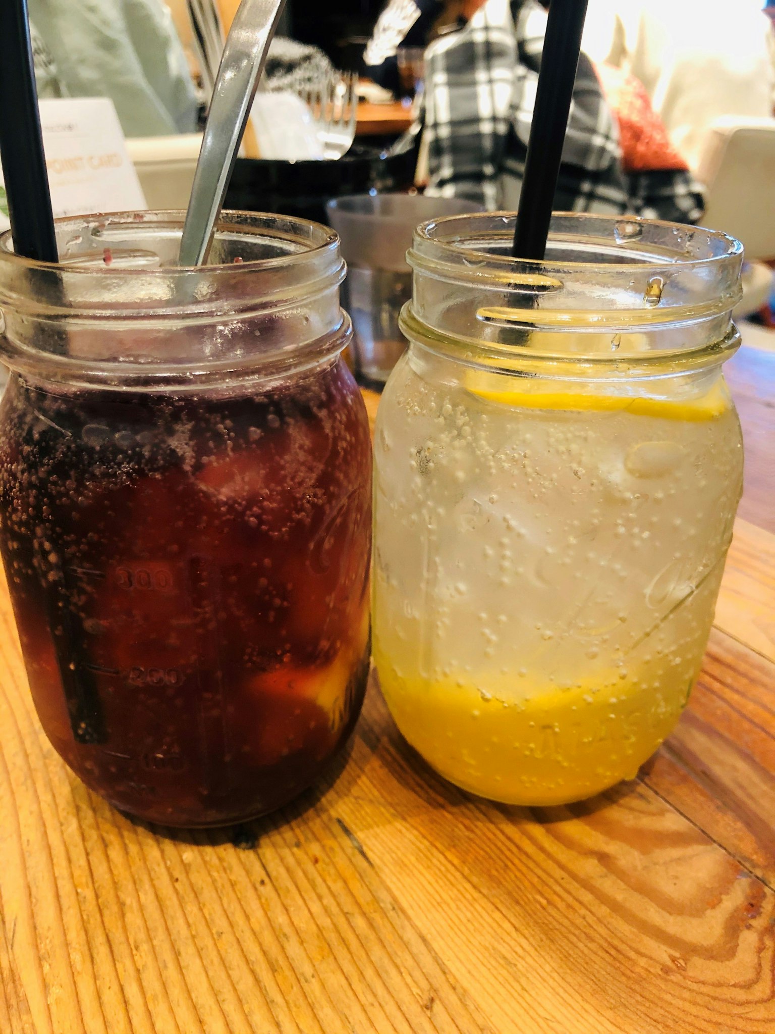 Foto di due barattoli di vetro contenenti bevande una bevanda rossa e una bevanda al limone