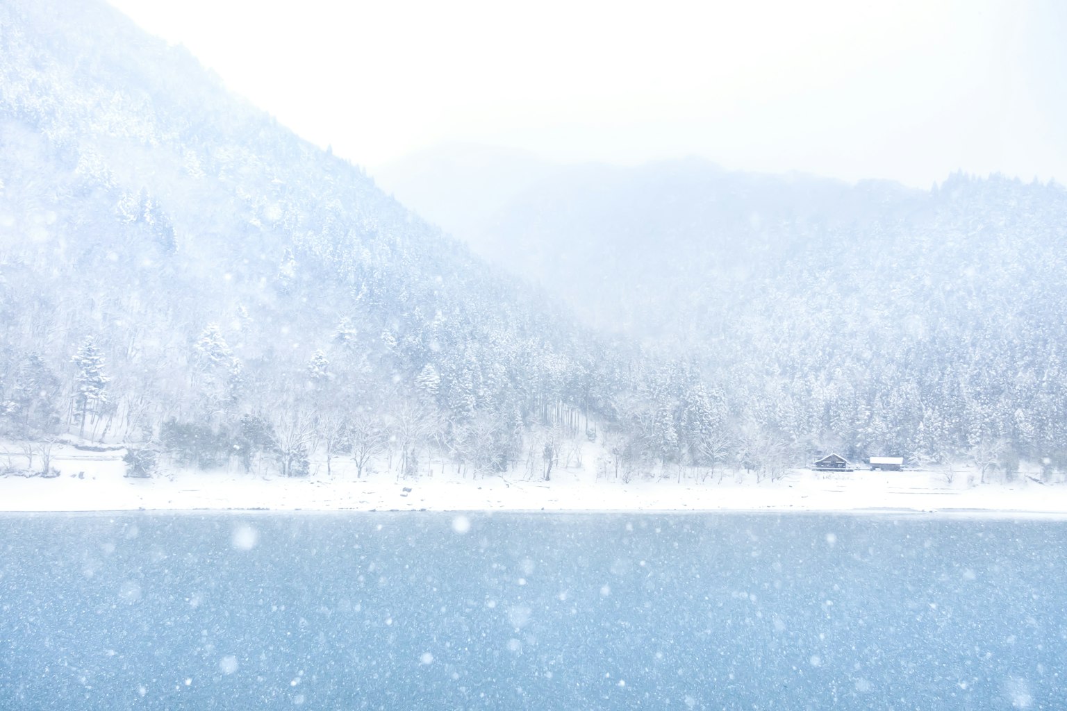 Paesaggio di montagne innevate e lago tranquillo