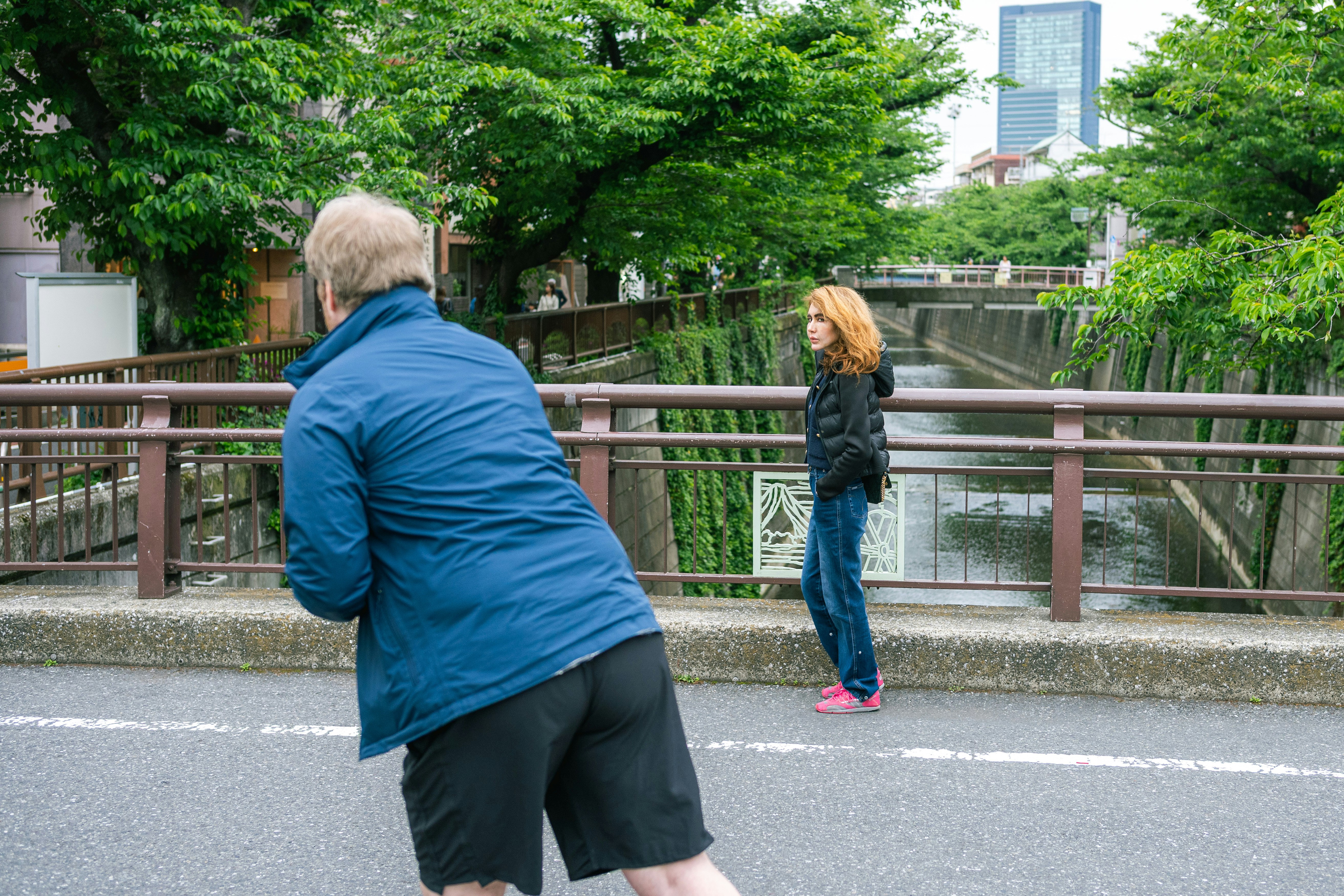 公園の遊歩道で散歩する人々