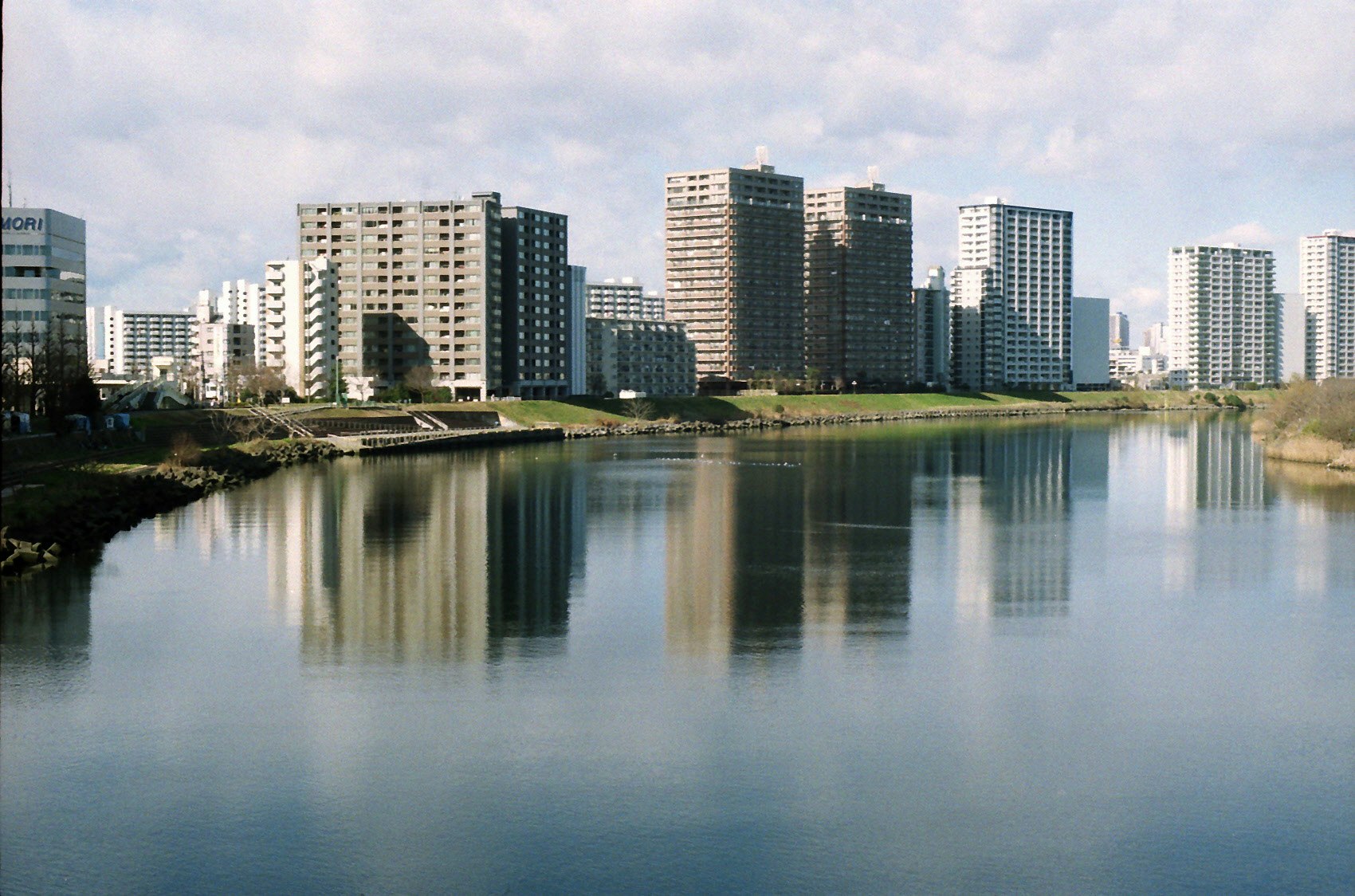 湖畔に映る高層マンション群のある都市景観