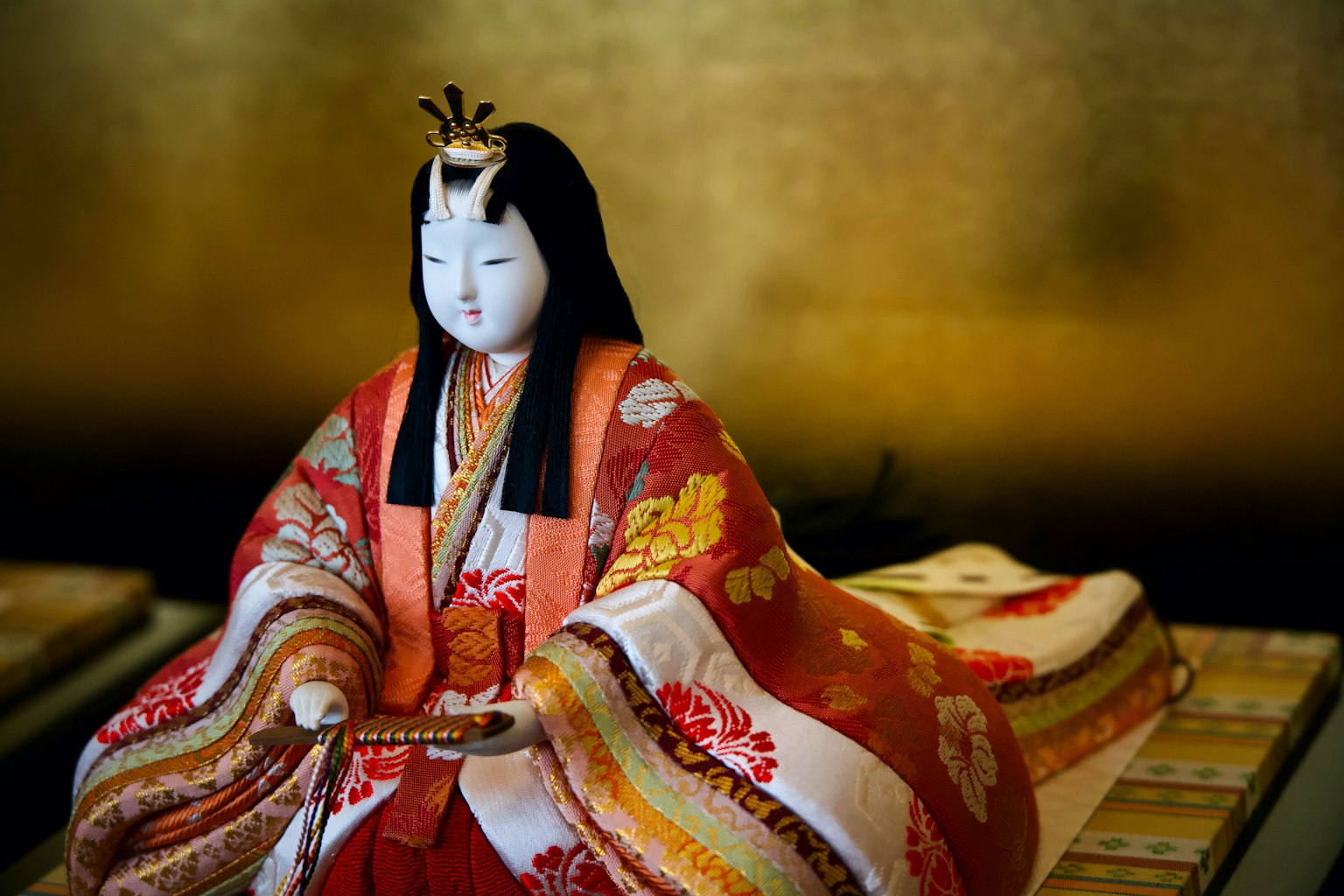 Búp bê hina Nhật Bản mặc kimono nhiều màu sắc