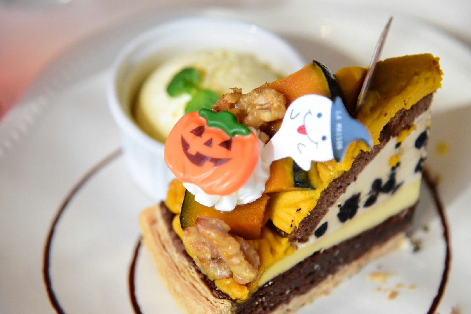 Miếng bánh chủ đề Halloween kèm đồ ngọt sô-cô-la