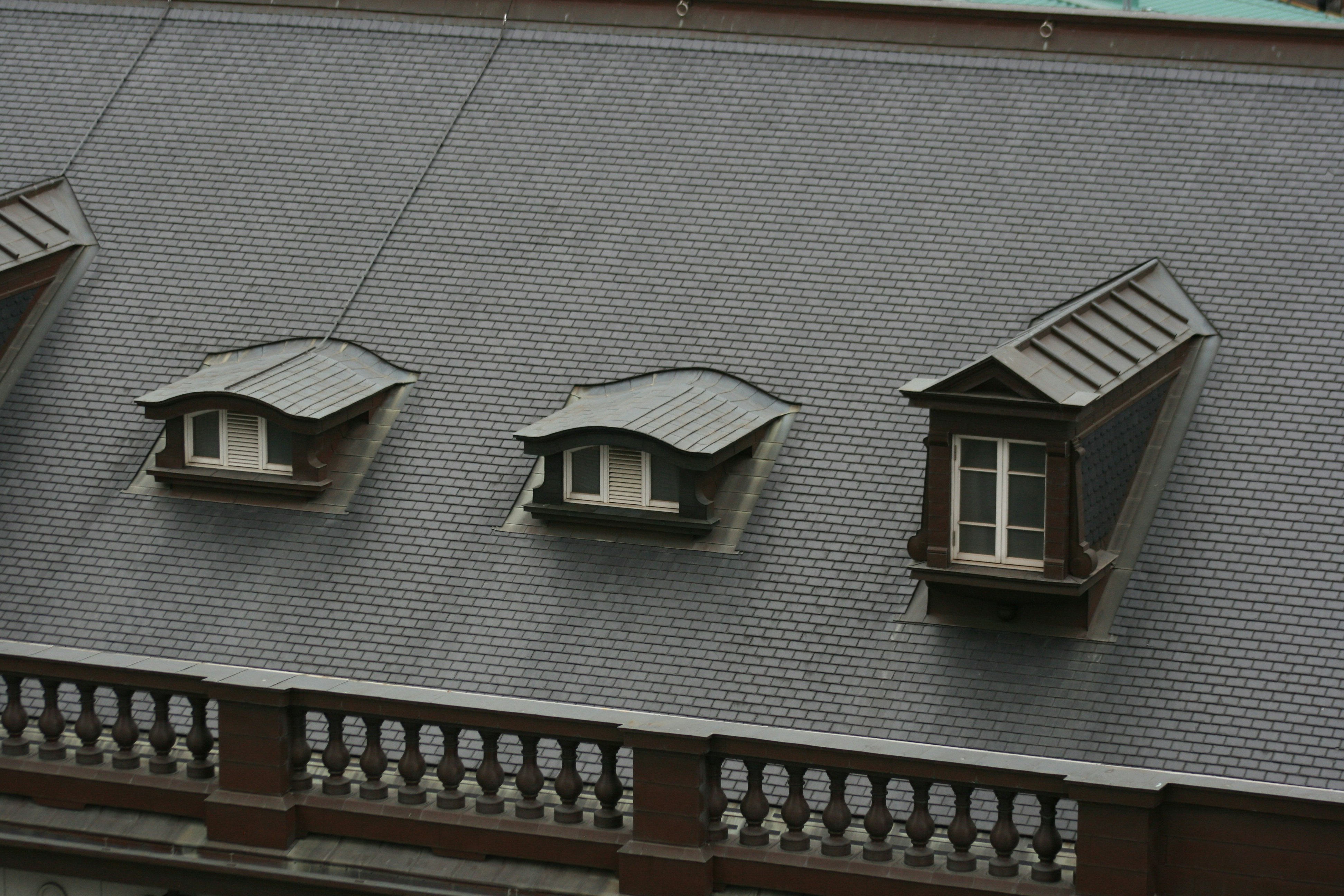 屋頂上帶通風口和窗戶的建築外牆