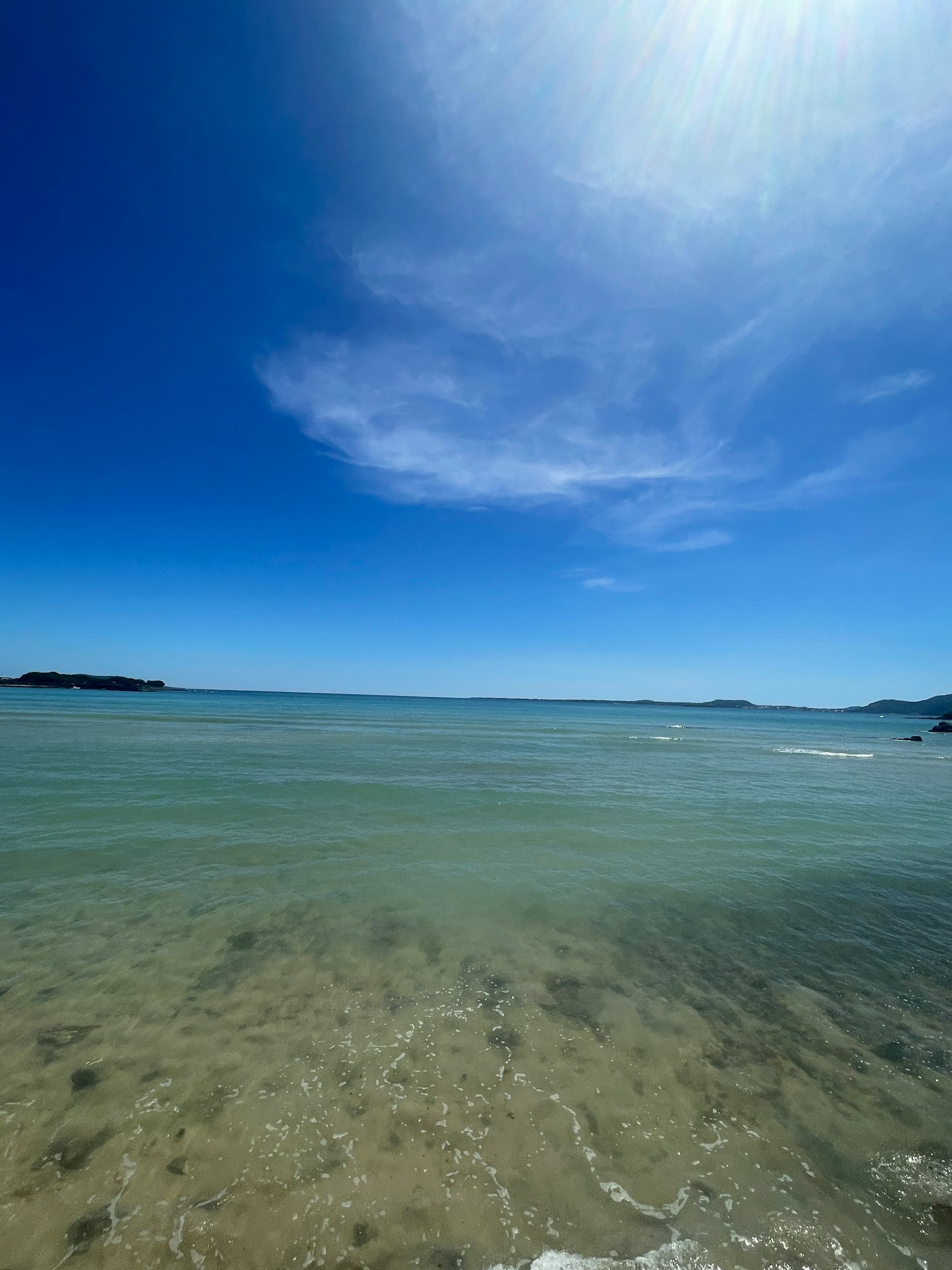 清澈水域和藍天的風景 可見海底