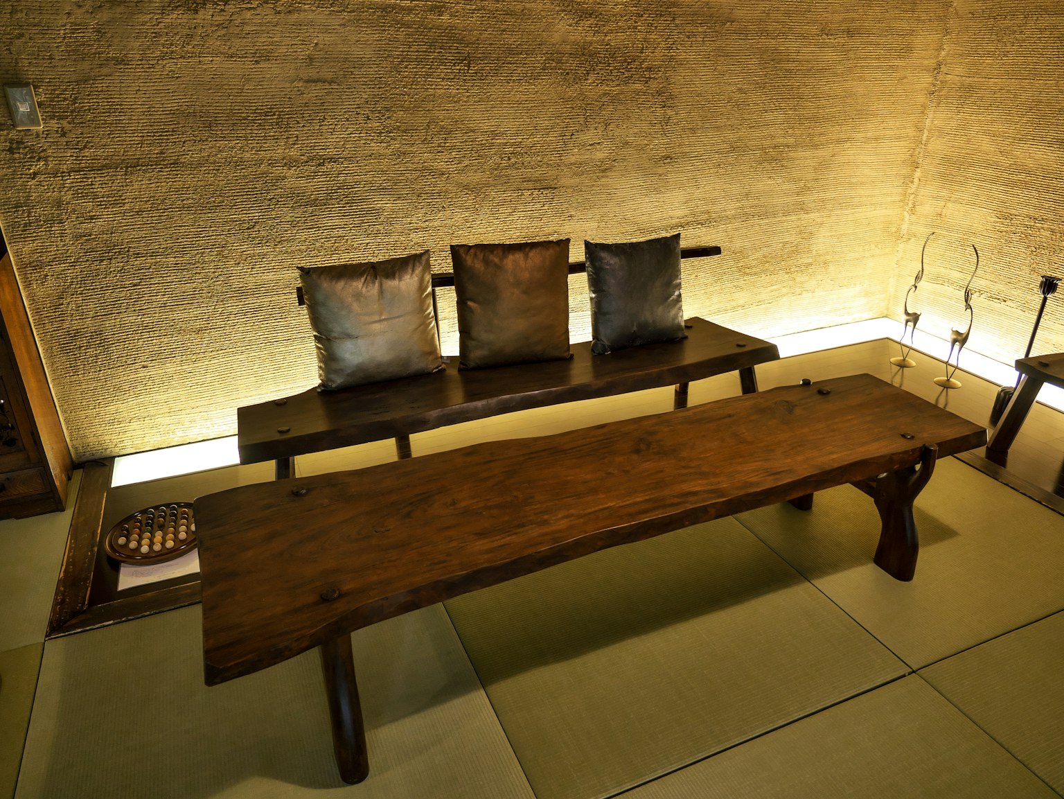 Innenraum eines japanischen Zimmers mit Holztisch und Sofa