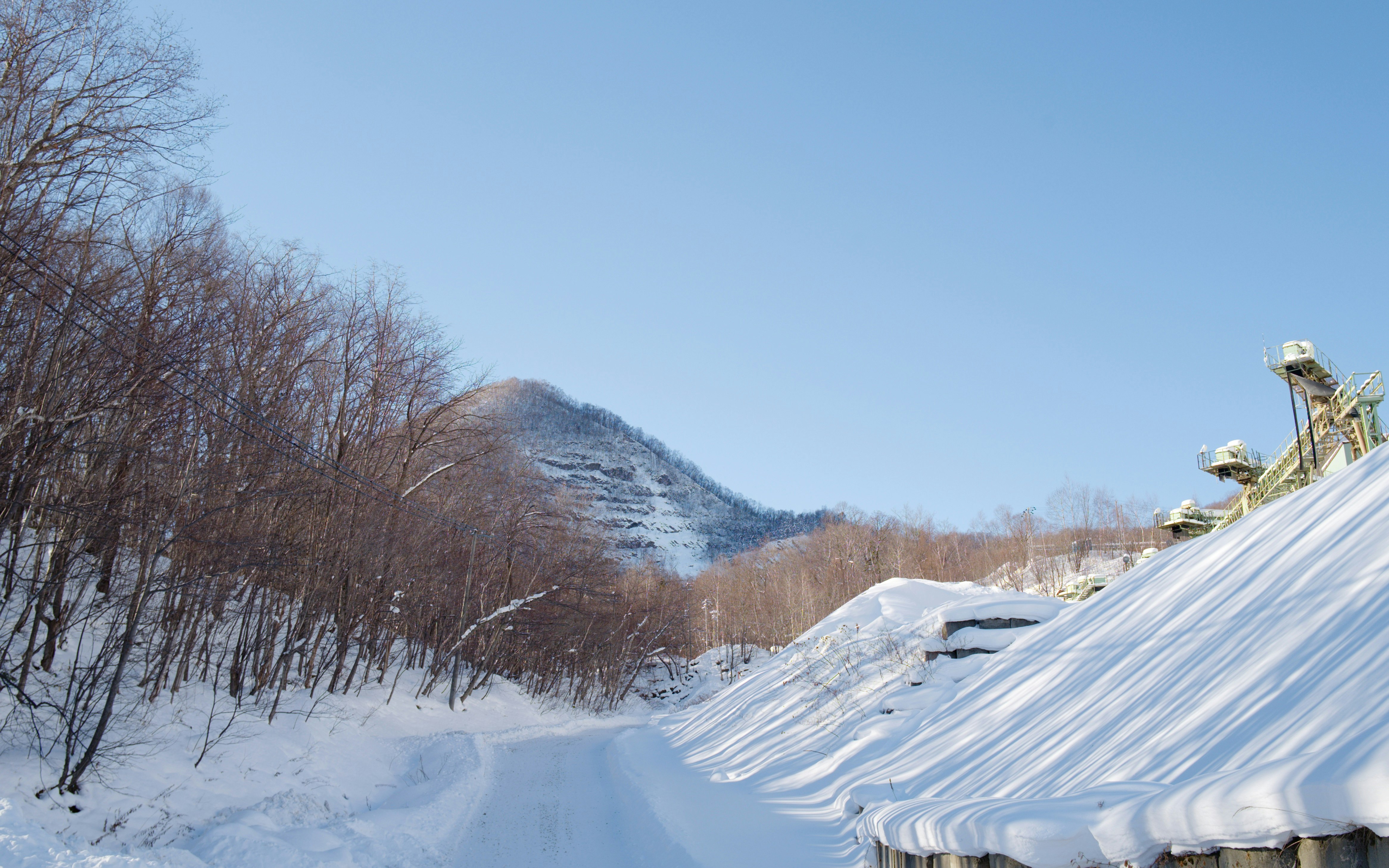 雪の斜面に続く雪道と山の風景