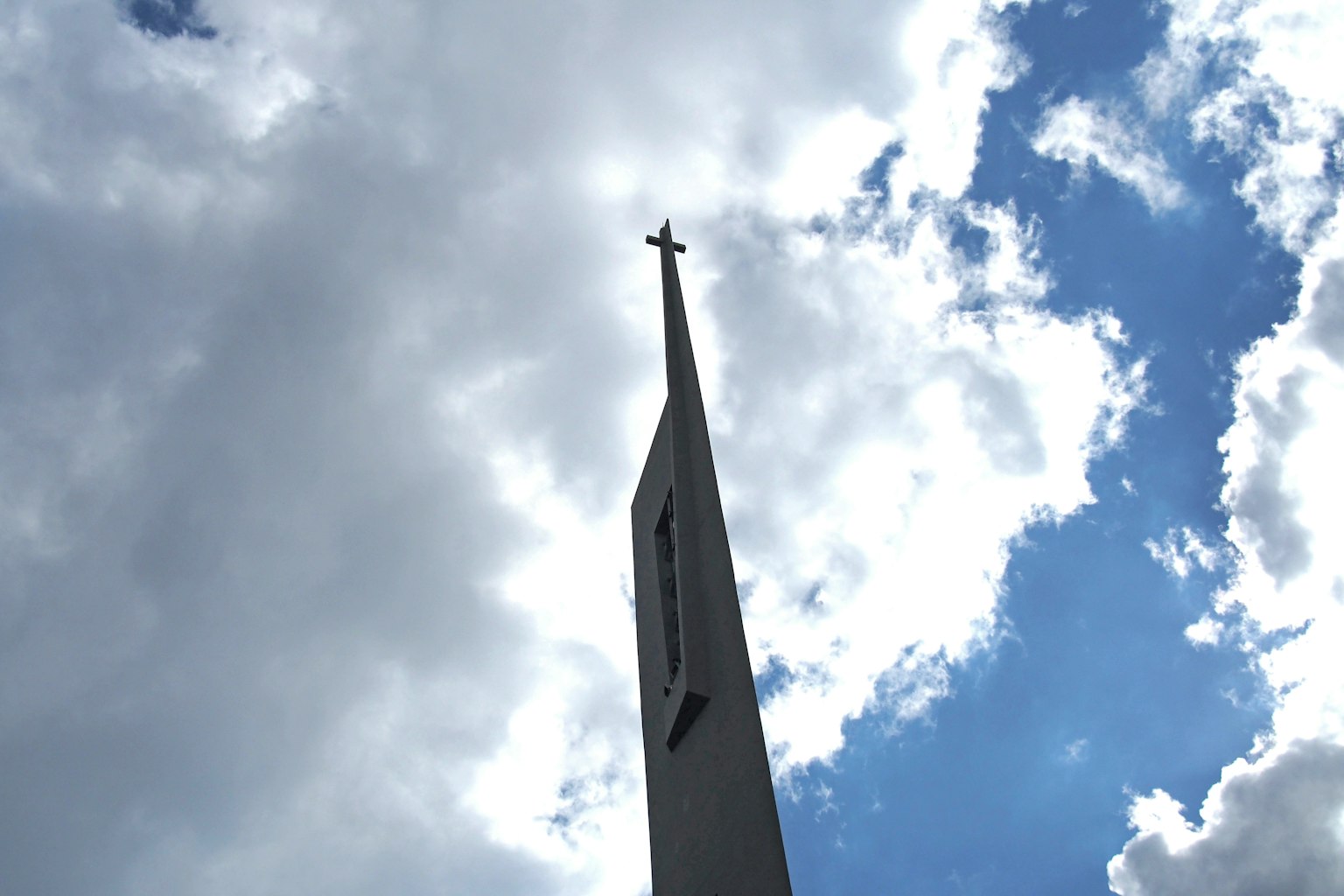 Campanile di chiesa contro un cielo blu con nuvole